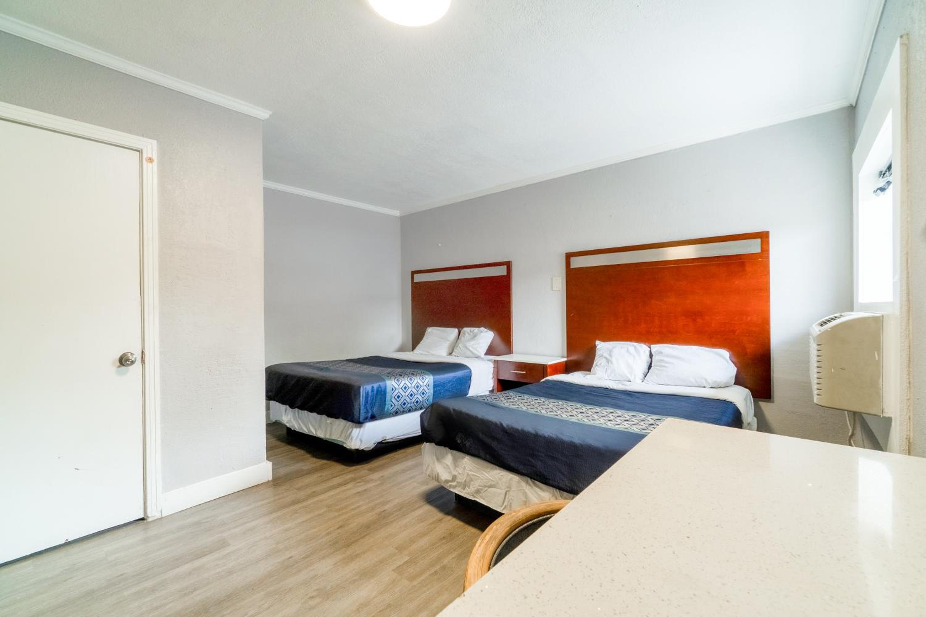 2 Full Beds Non-Smoking - Photo 2