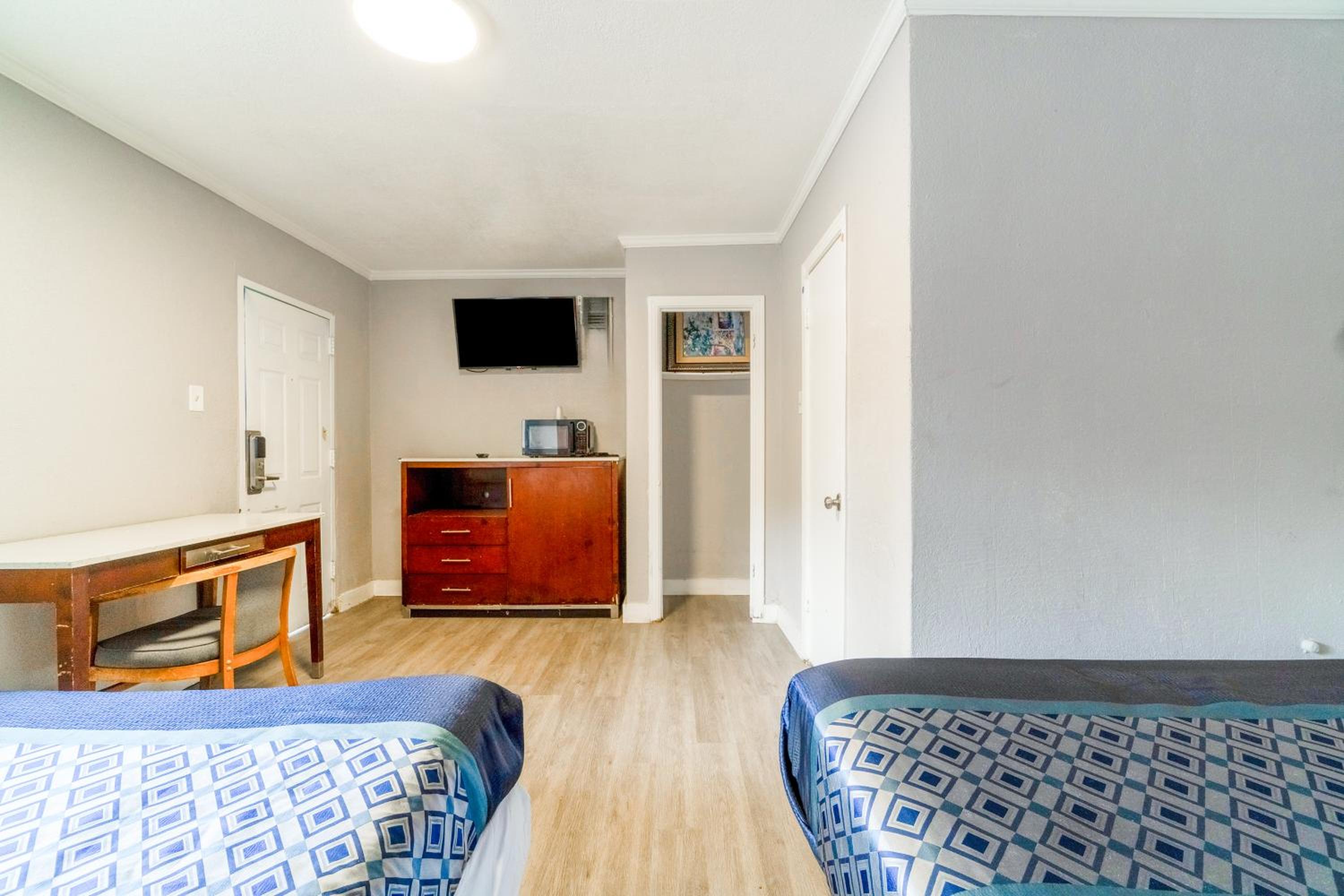 2 Full Beds Non-Smoking - Photo 13