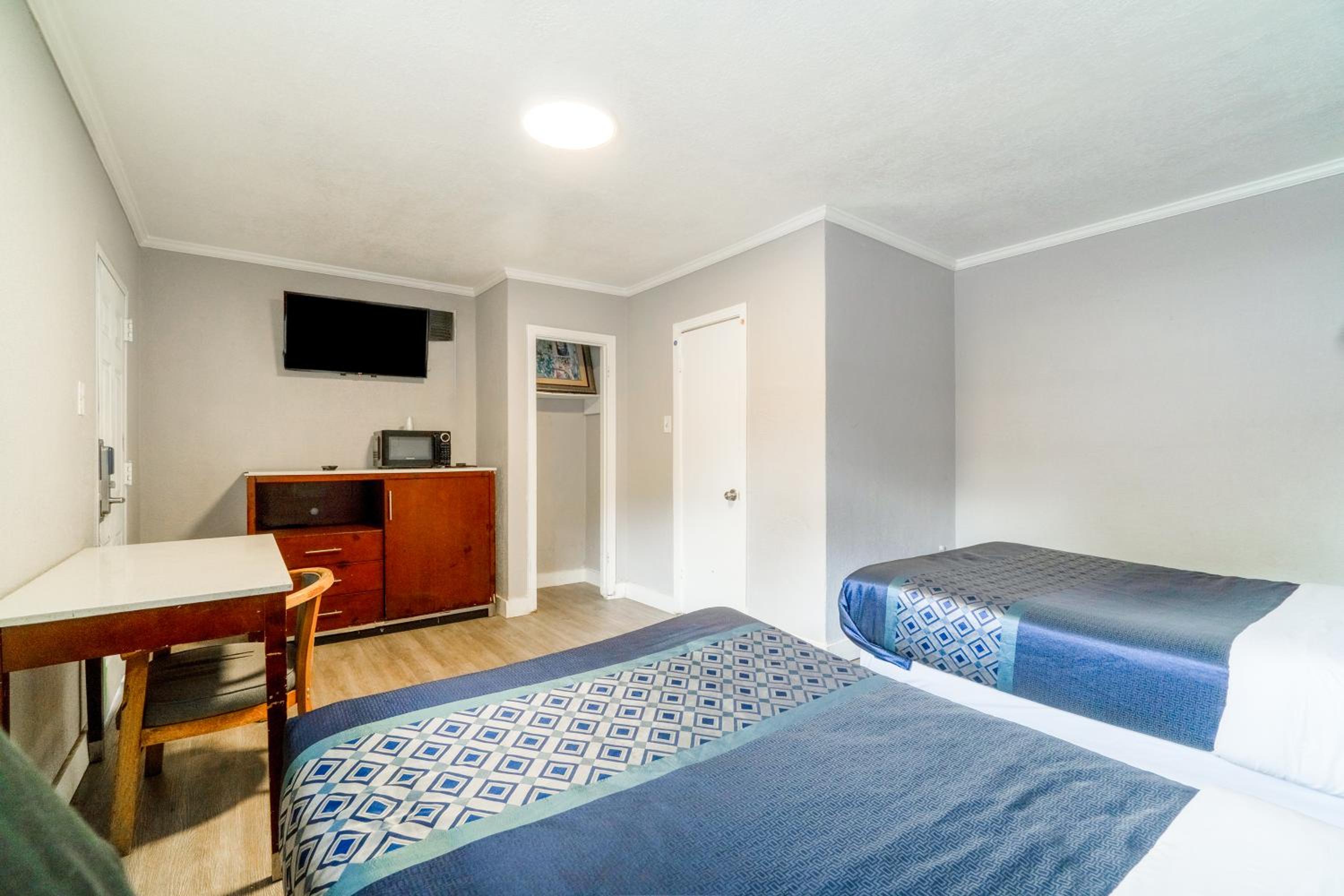 2 Full Beds Non-Smoking - Photo 9