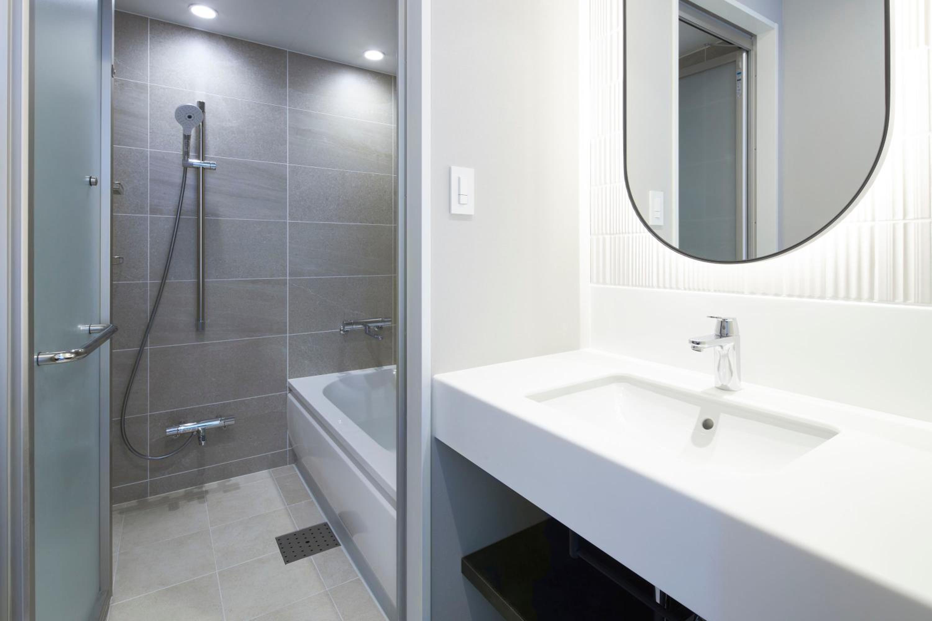 Twin Room with Bath - Photo 2