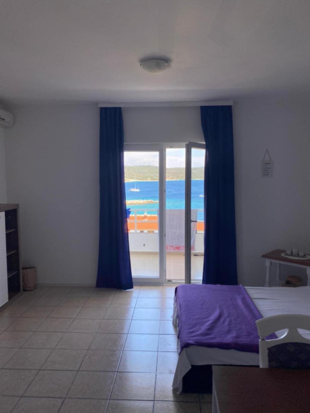 One-Bedroom Apartment with Balcony and Sea View photo 3