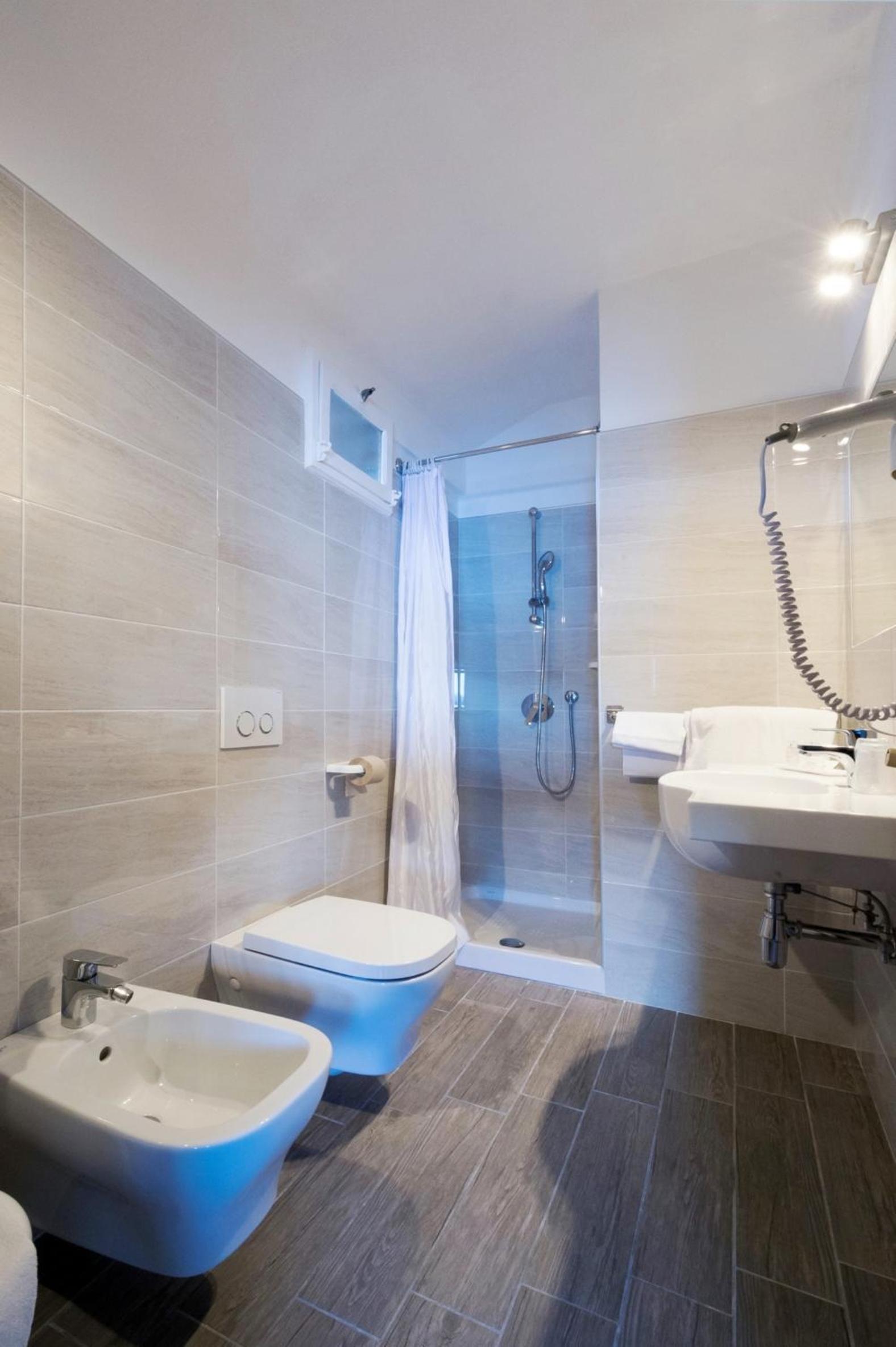 Quadruple Room with Lake View - Photo 2