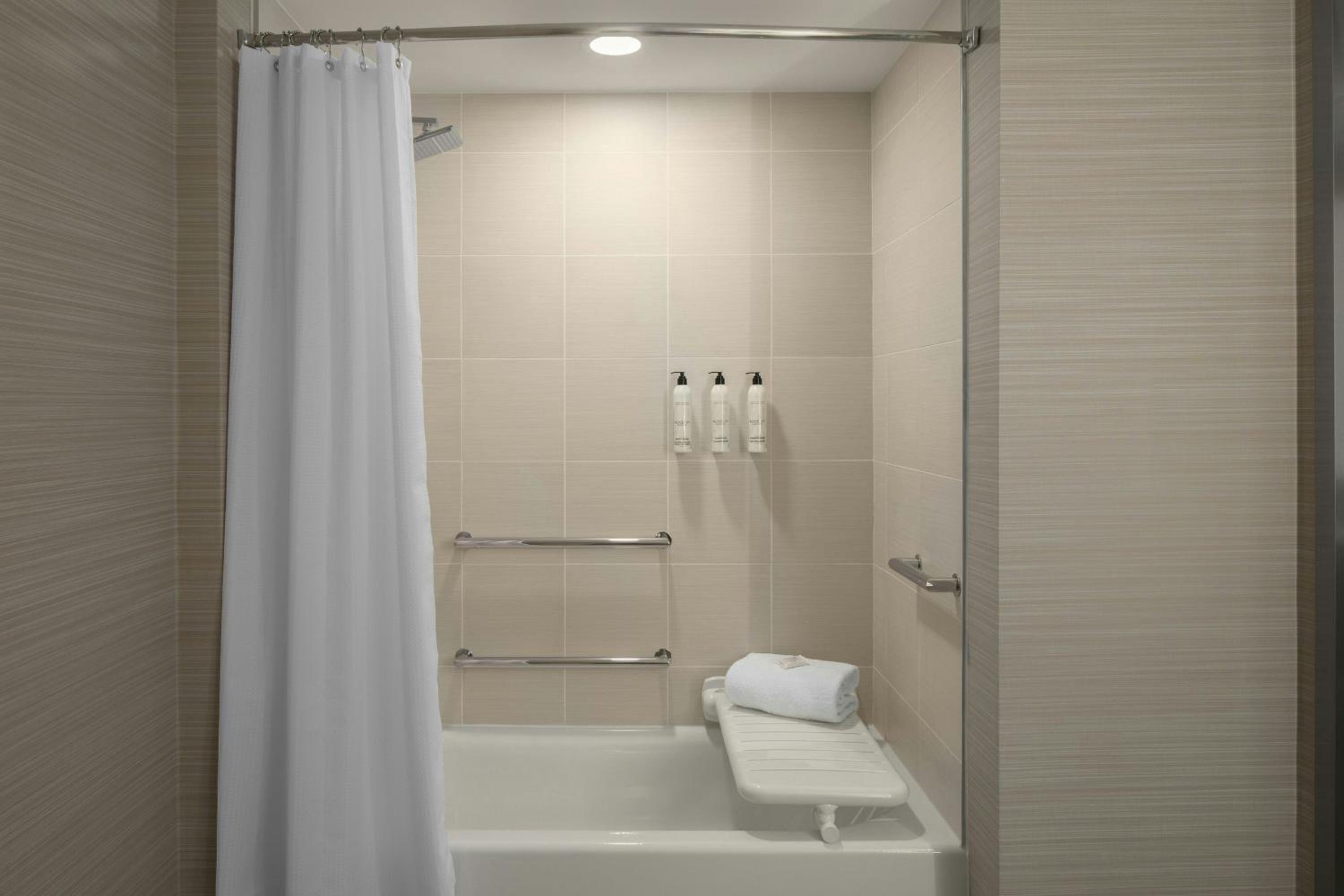 King Room with Bathtub - Mobility Access - Photo 9