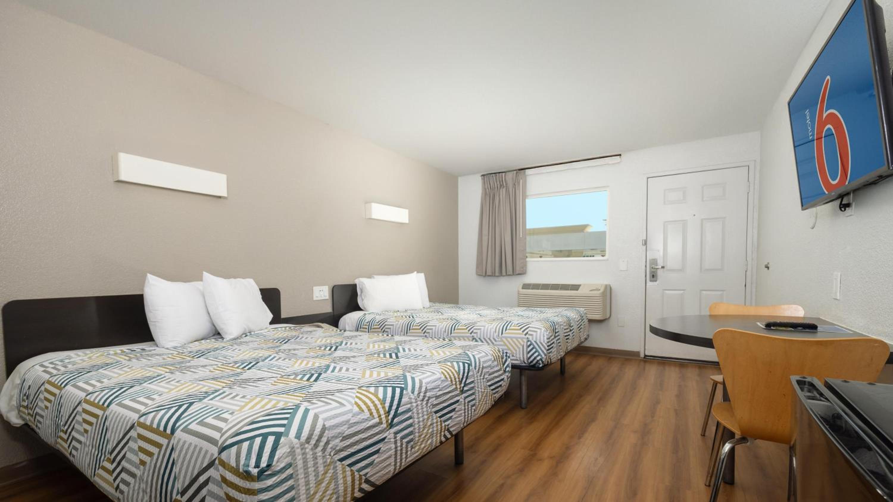Deluxe Queen Room with Two Queen Beds photo 2