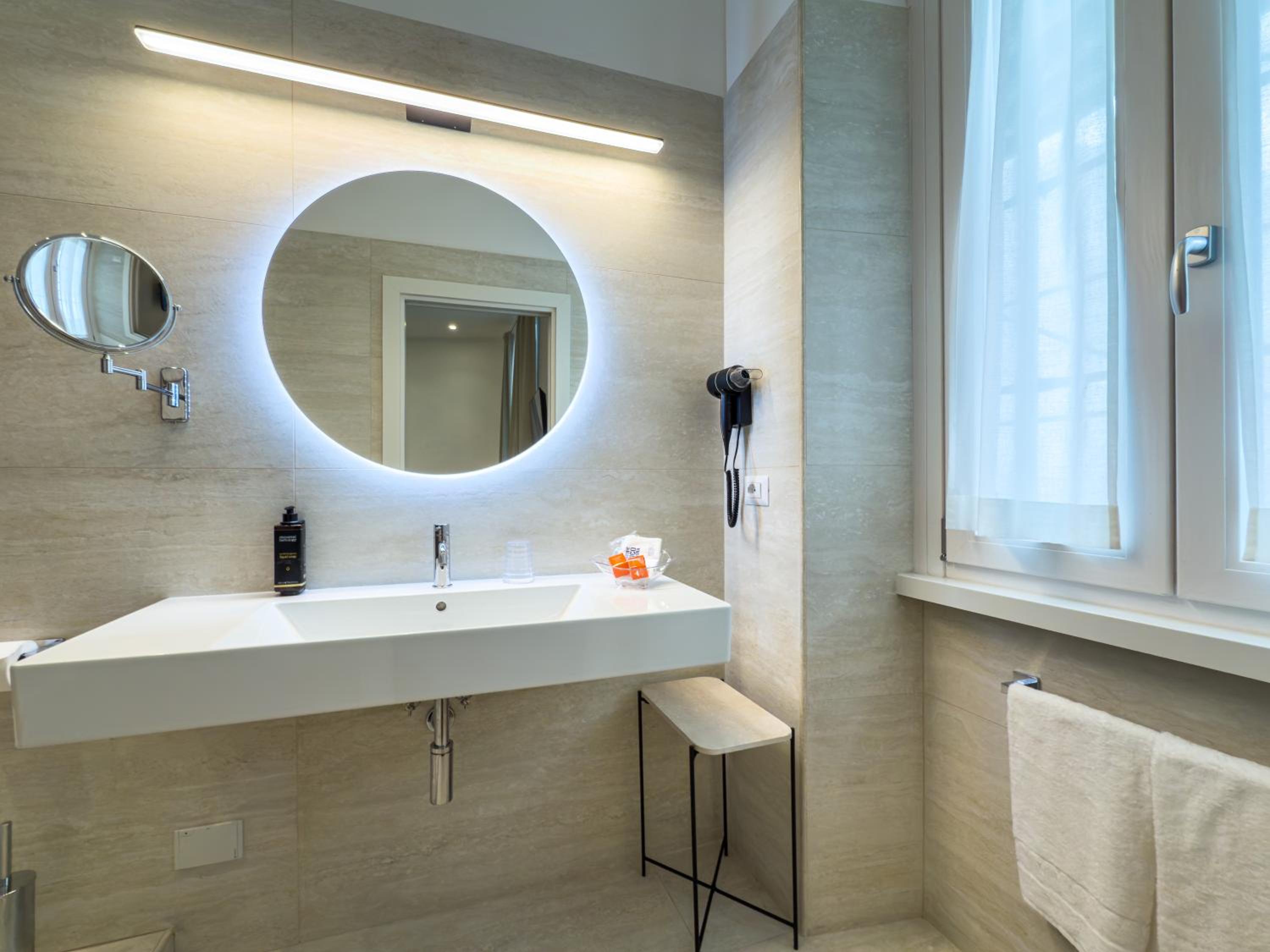 Double Room Queen Deluxe - Annex Building