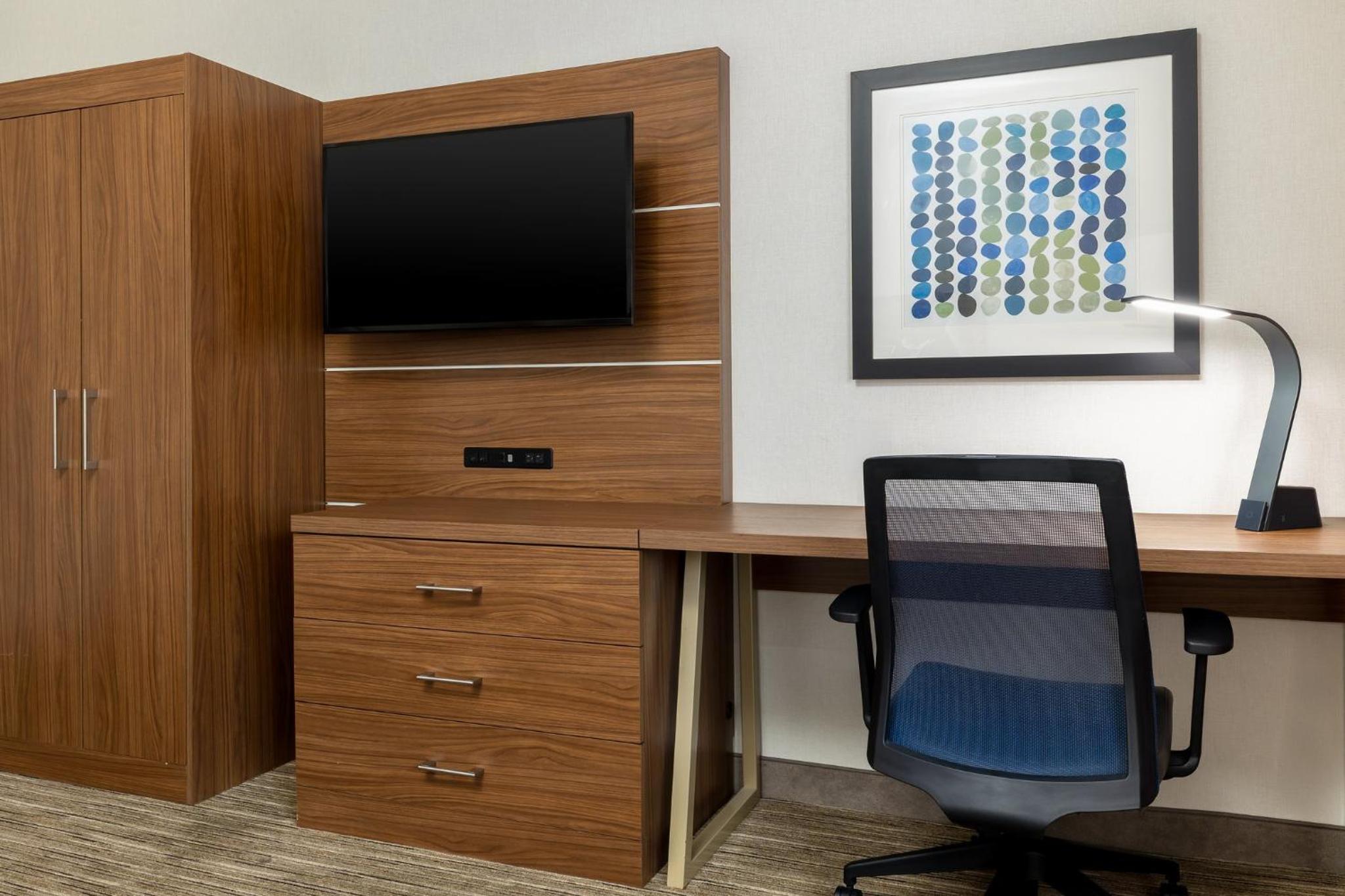 Standard King Room with Roll-In Shower - Communications Access - Photo 2