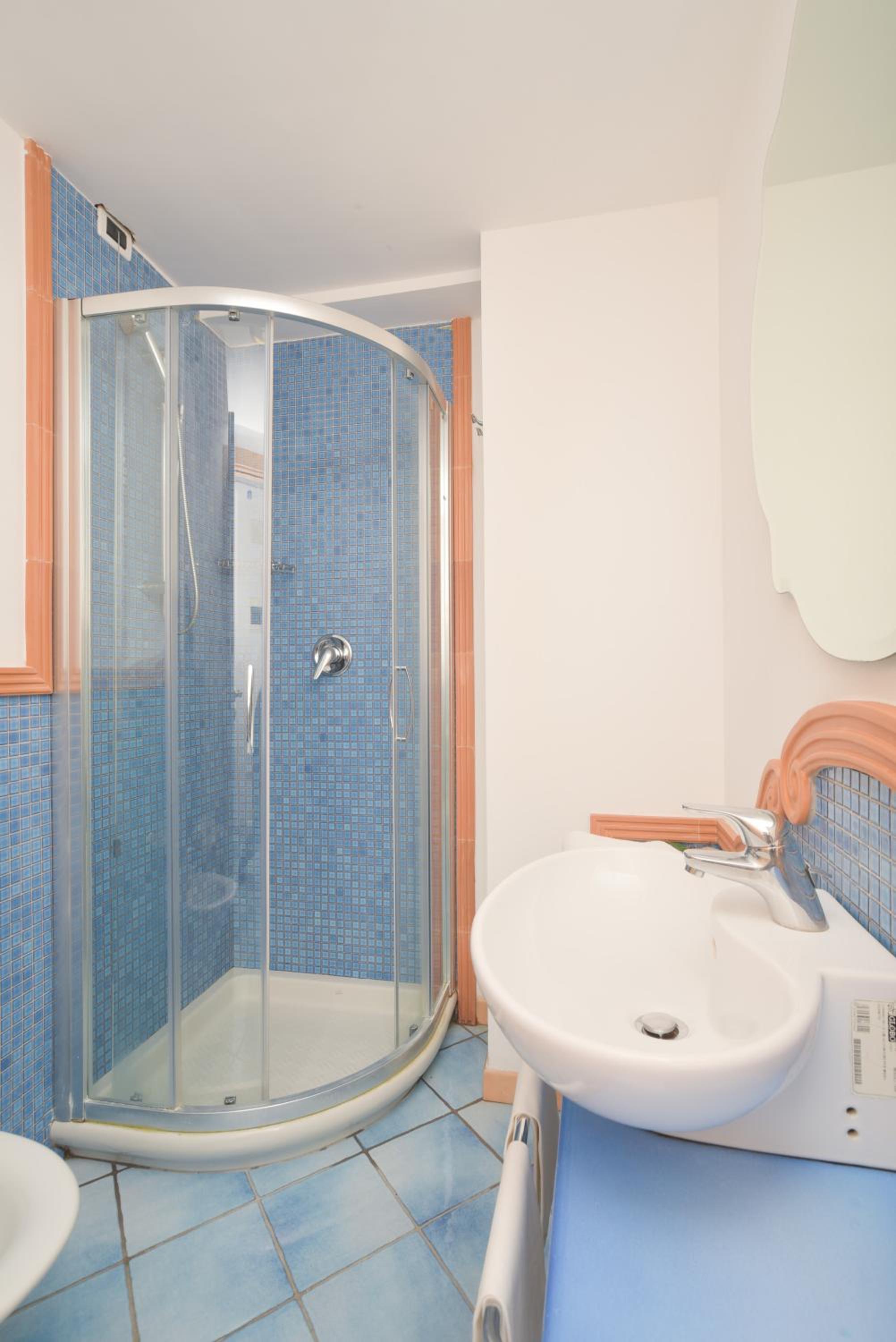 Standard Double Room - Photo 8