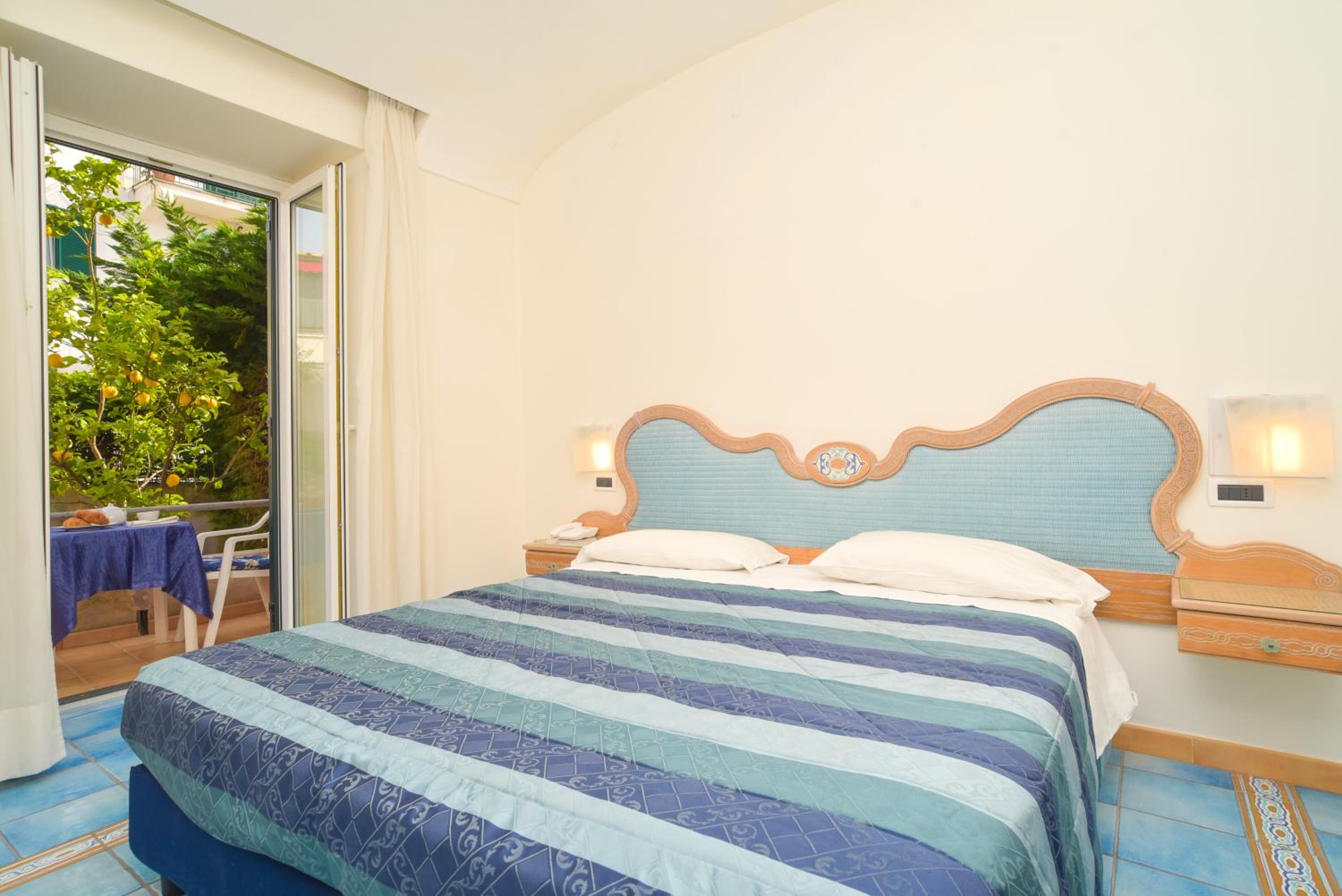 Standard Double Room - Photo 11