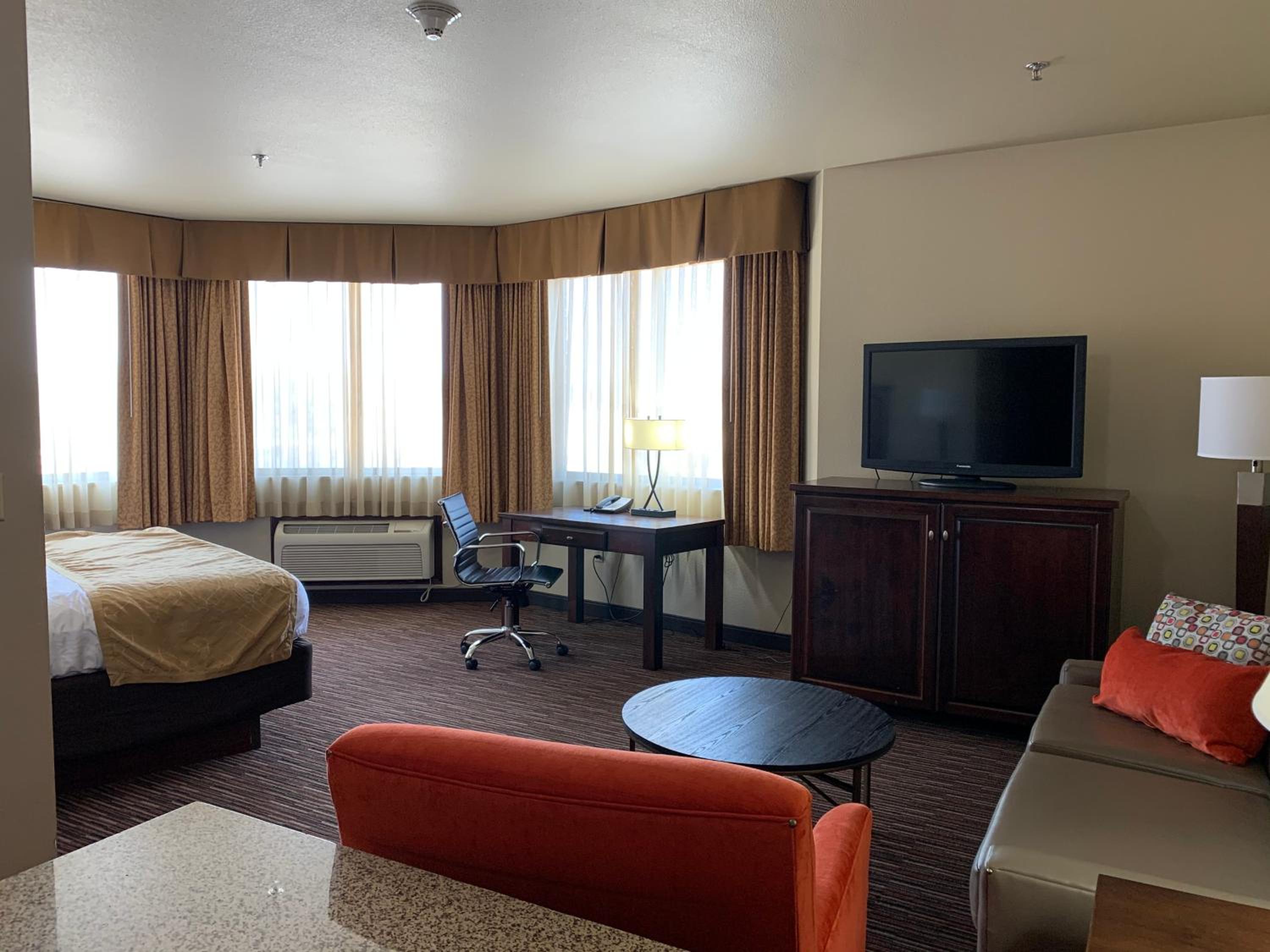 King Bed-1 Bedroom Corner Suite-sofabed