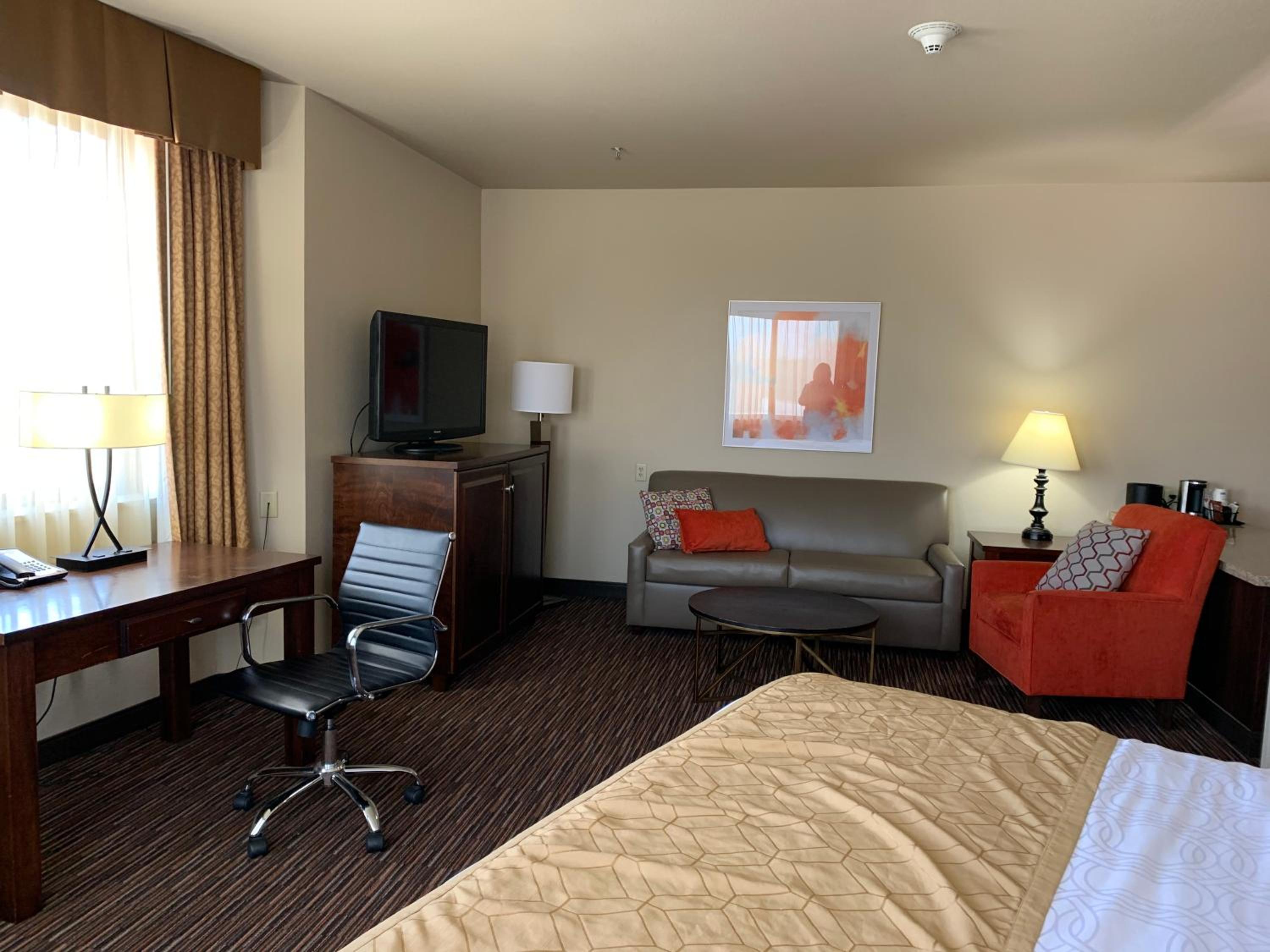 KING BED-1 BEDROOM CORNER SUITE-SOFABED
