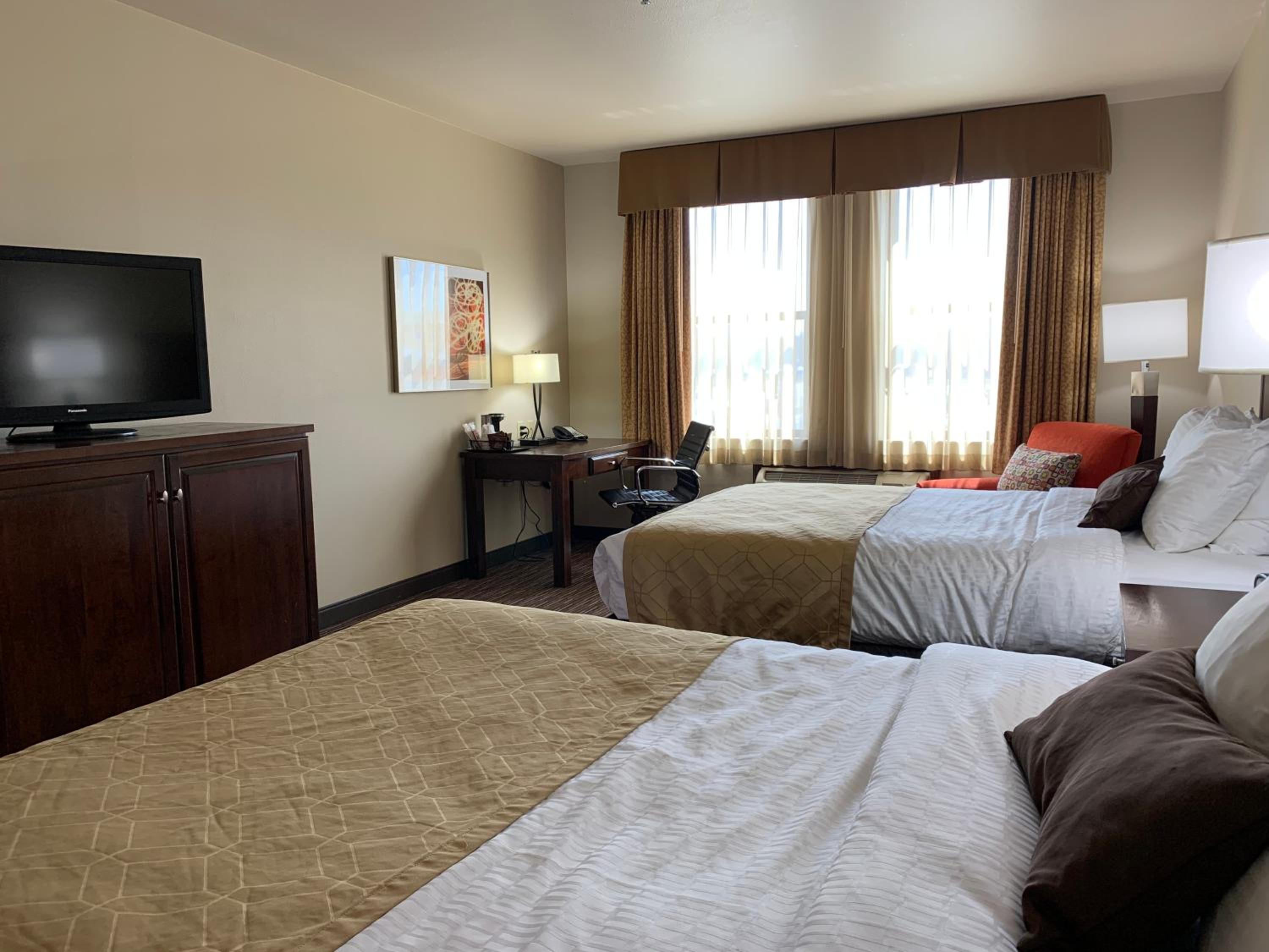 2 Queen Beds-roll-in Shower-nonsmoking