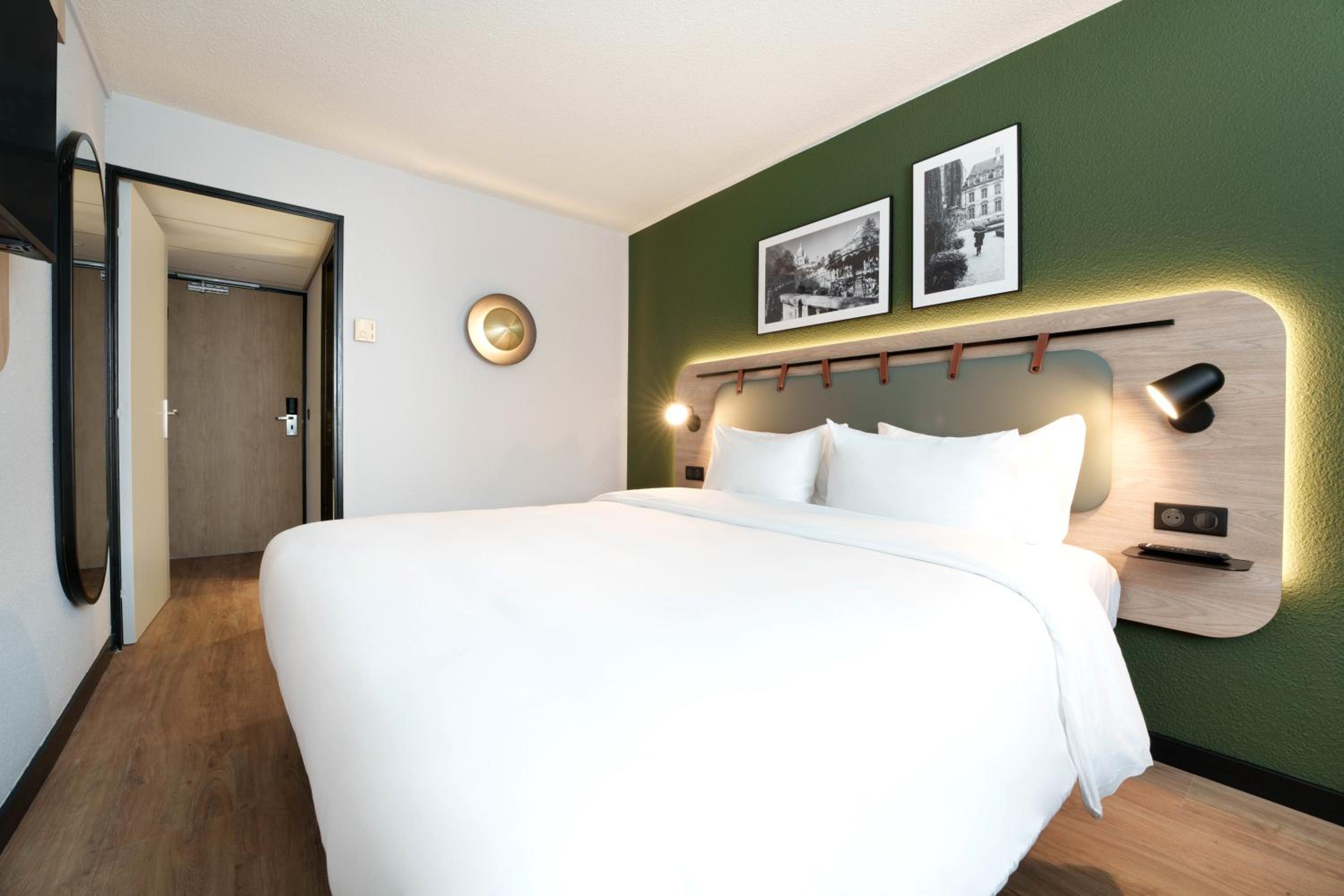 Superior Room - 1 King Bed - Photo 4