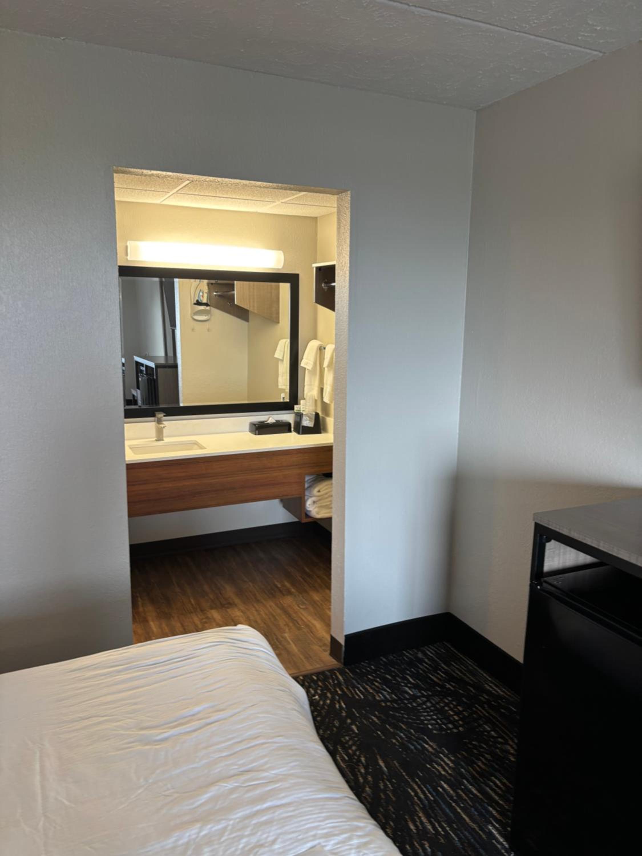 King Room with One King Bed - First Floor - Building 2 - Bay View - Non-Smoking - Photo 5