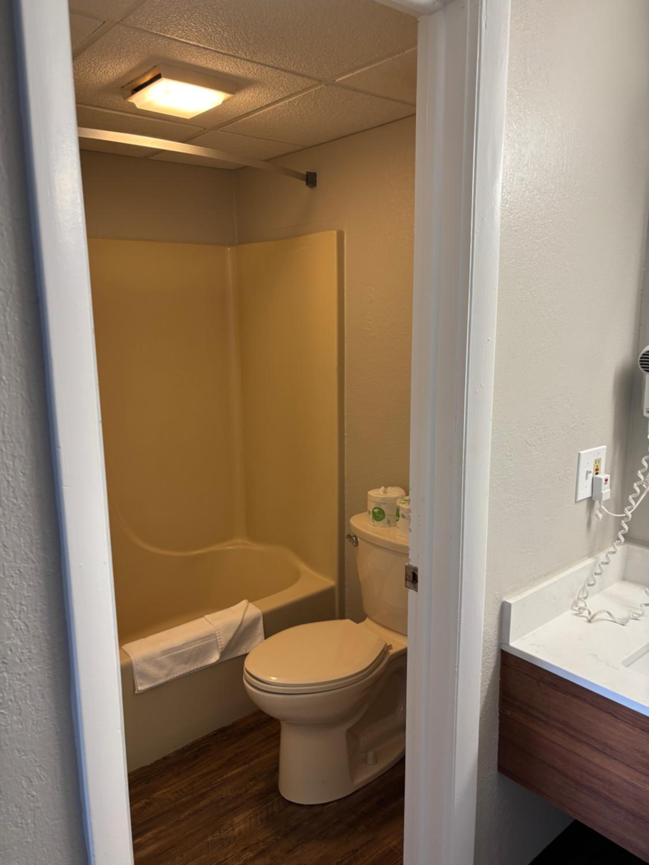 King Room with One King Bed - First Floor - Building 2 - Bay View - Non-Smoking - Photo 6