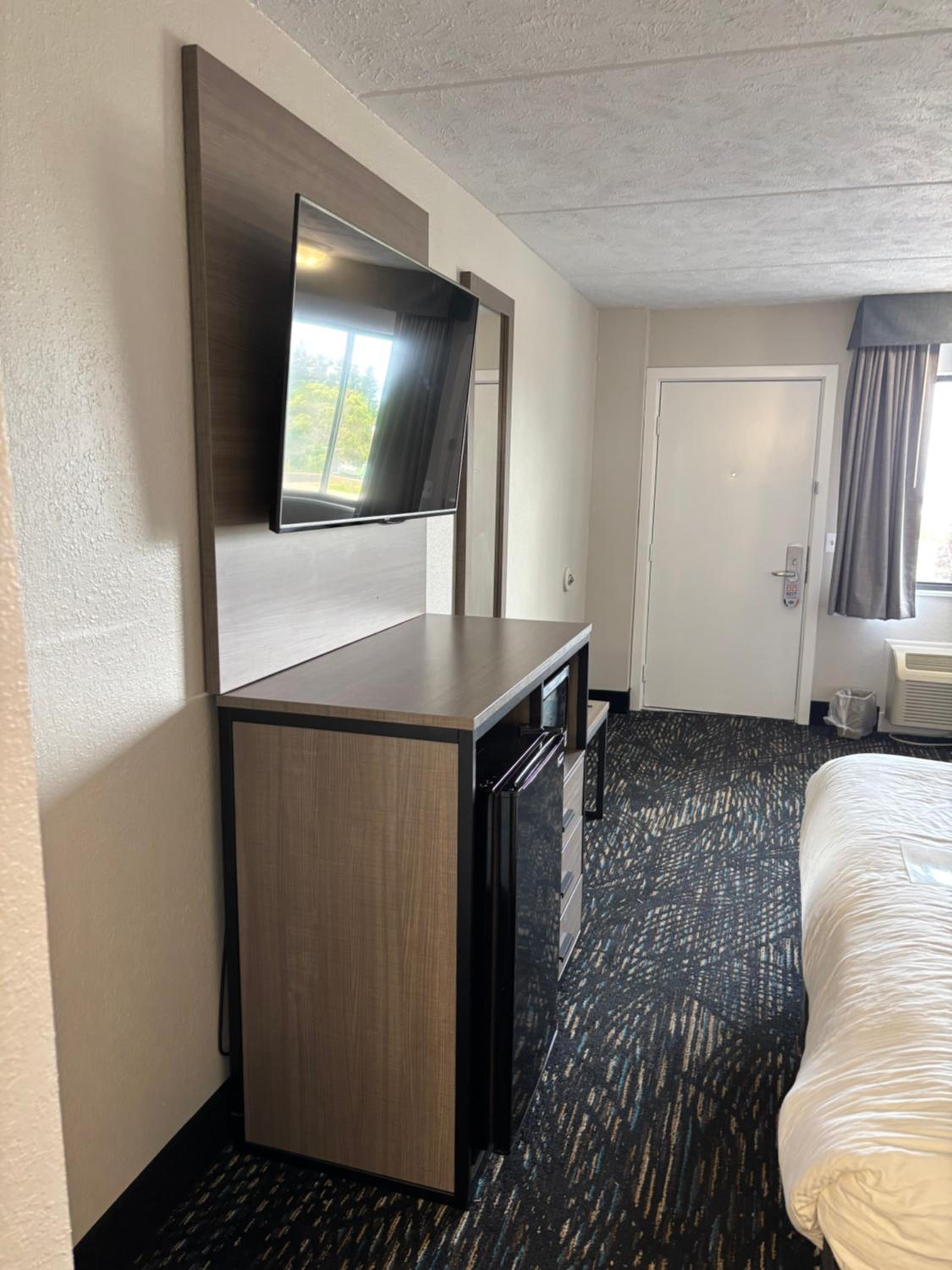 King Room with One King Bed - First Floor - Building 2 - Bay View - Non-Smoking - Photo 4