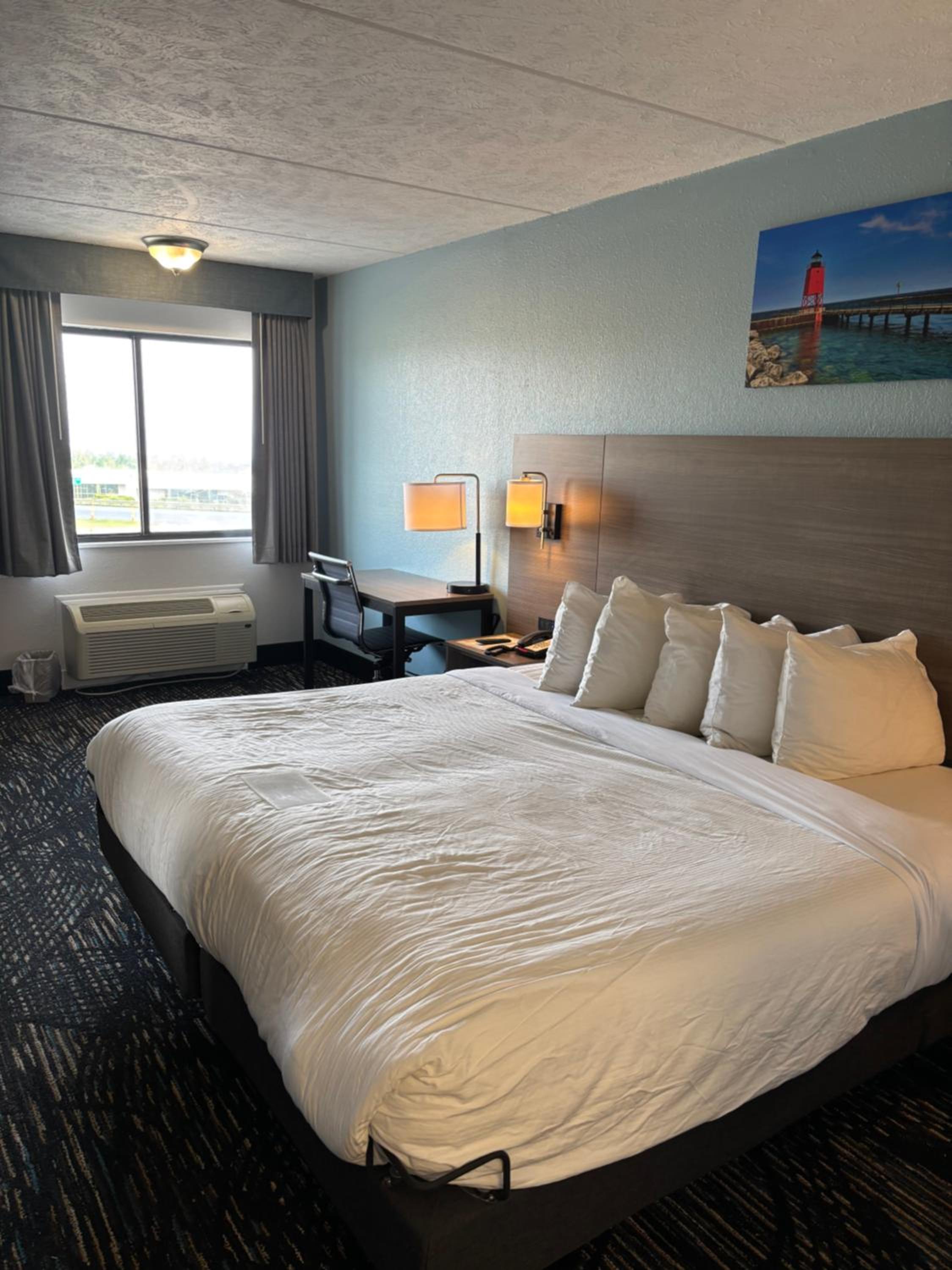 King Room with One King Bed - First Floor - Building 2 - Bay View - Non-Smoking - Photo 1