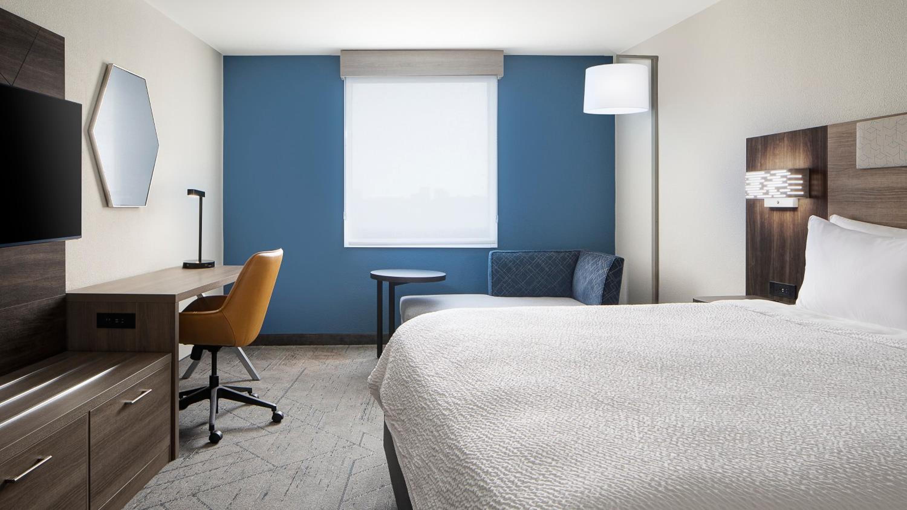 Standard King Room - Photo 7