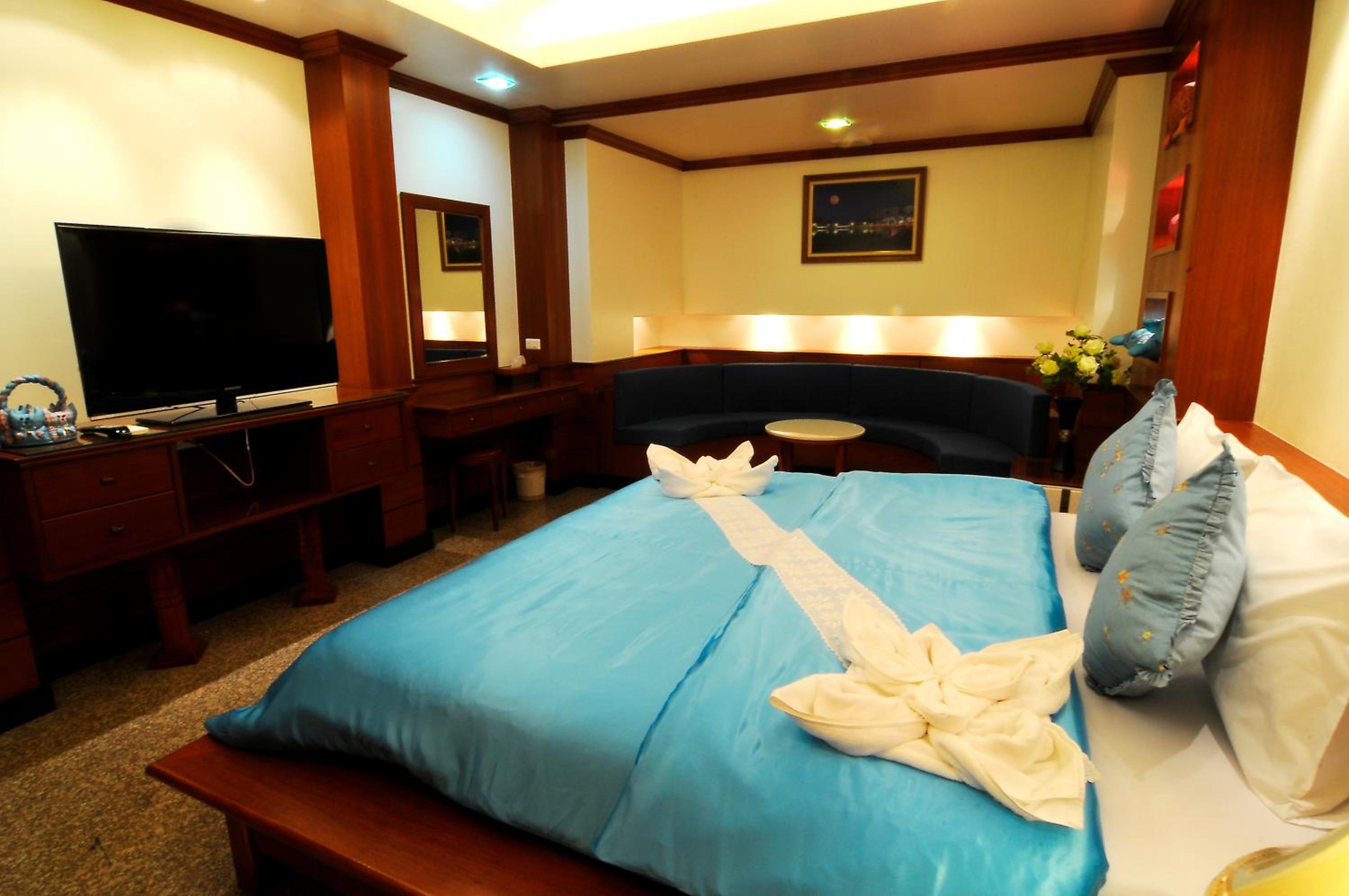 King Studio with Sofa Bed
