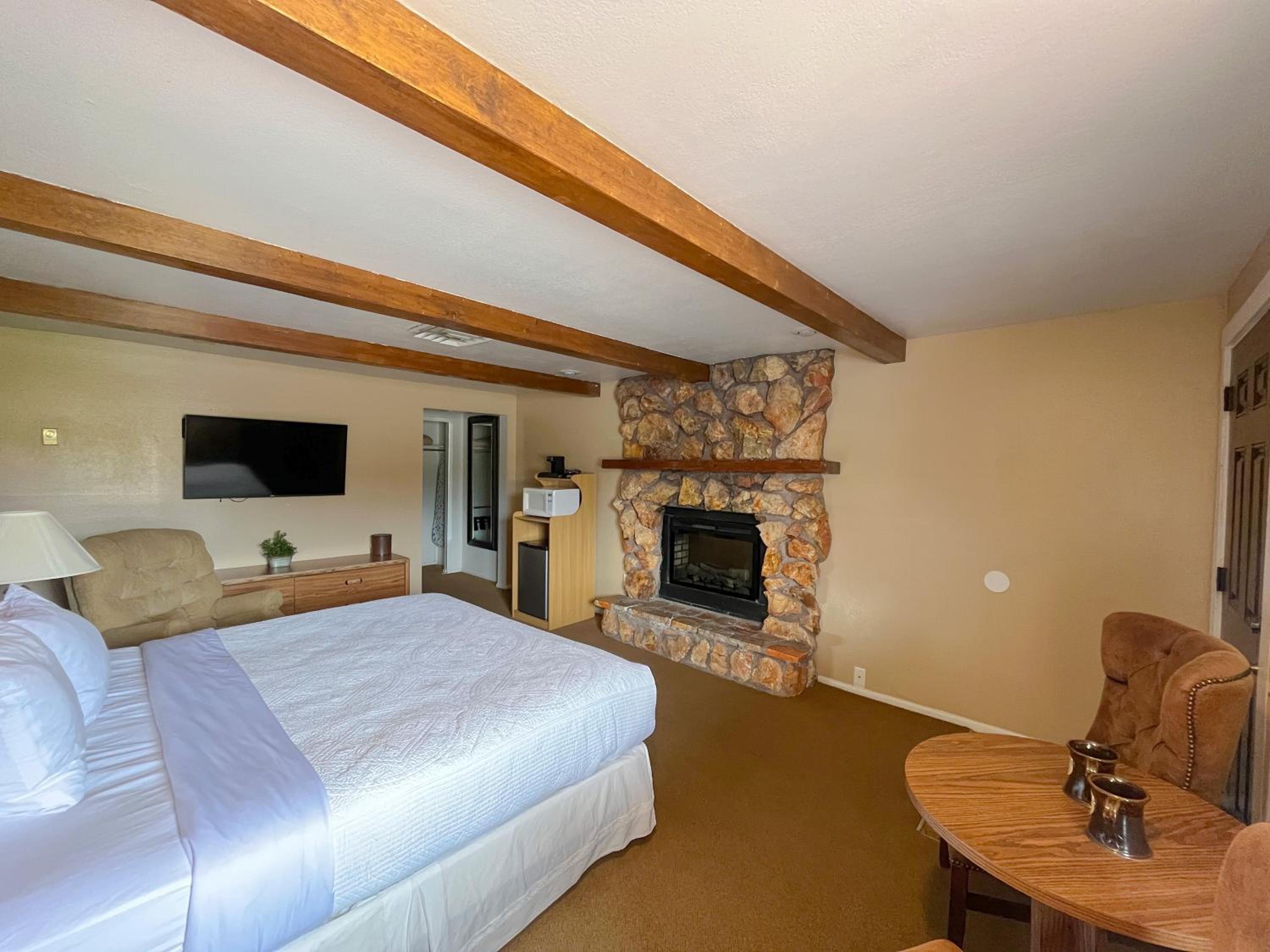 Deluxe King Room - Photo 1