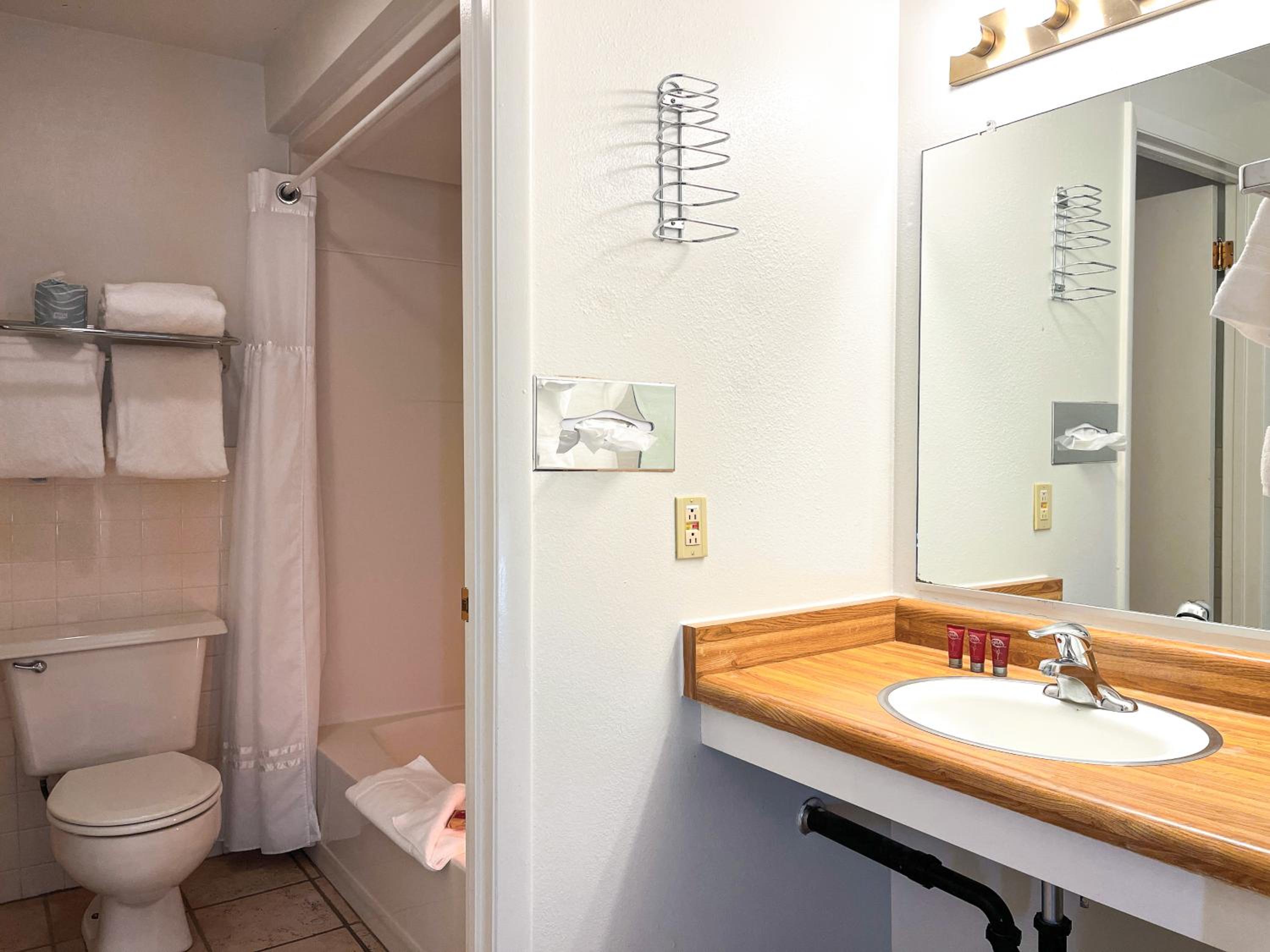 Deluxe King Room - Photo 6