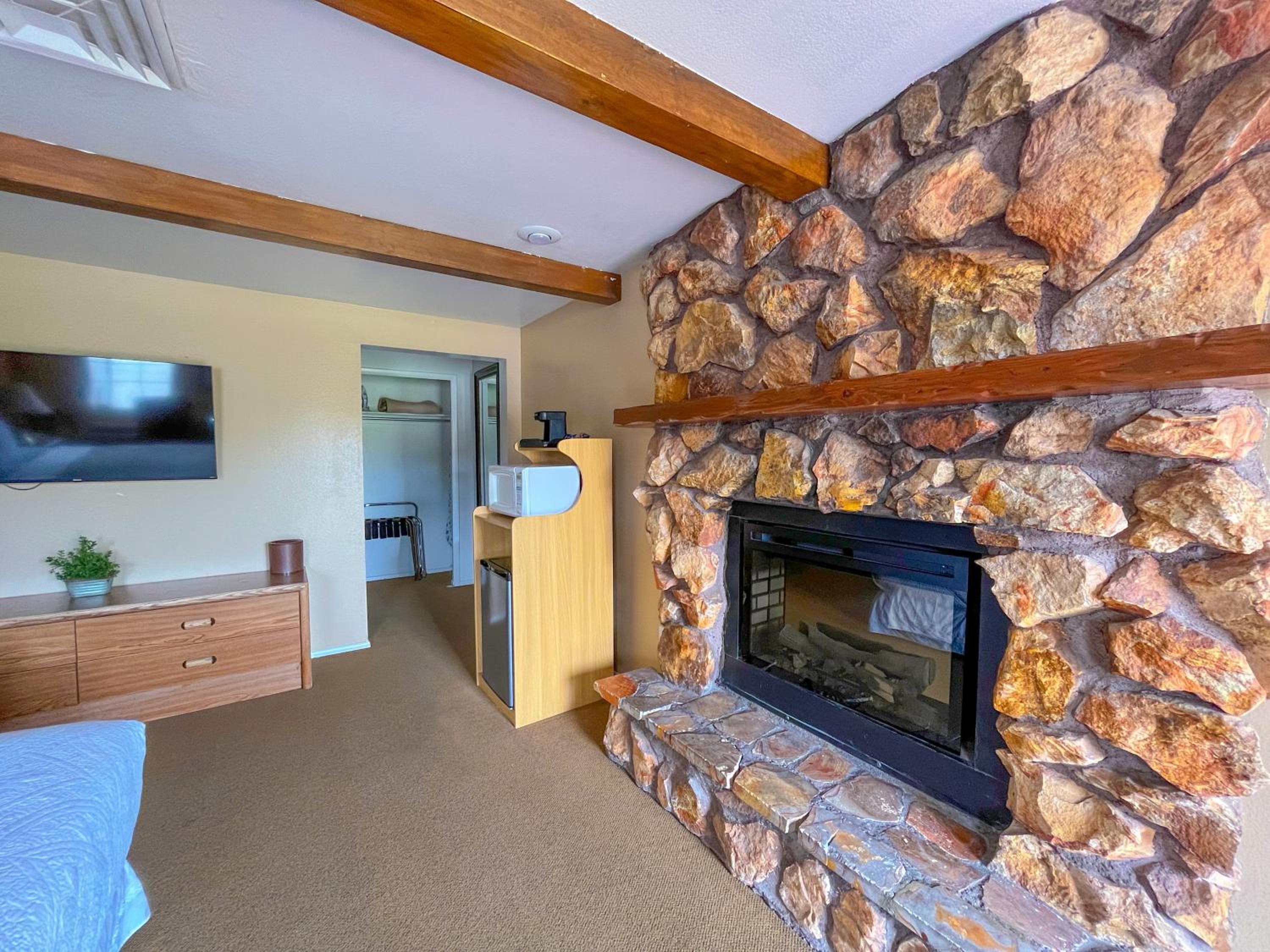 Deluxe King Room - Photo 4