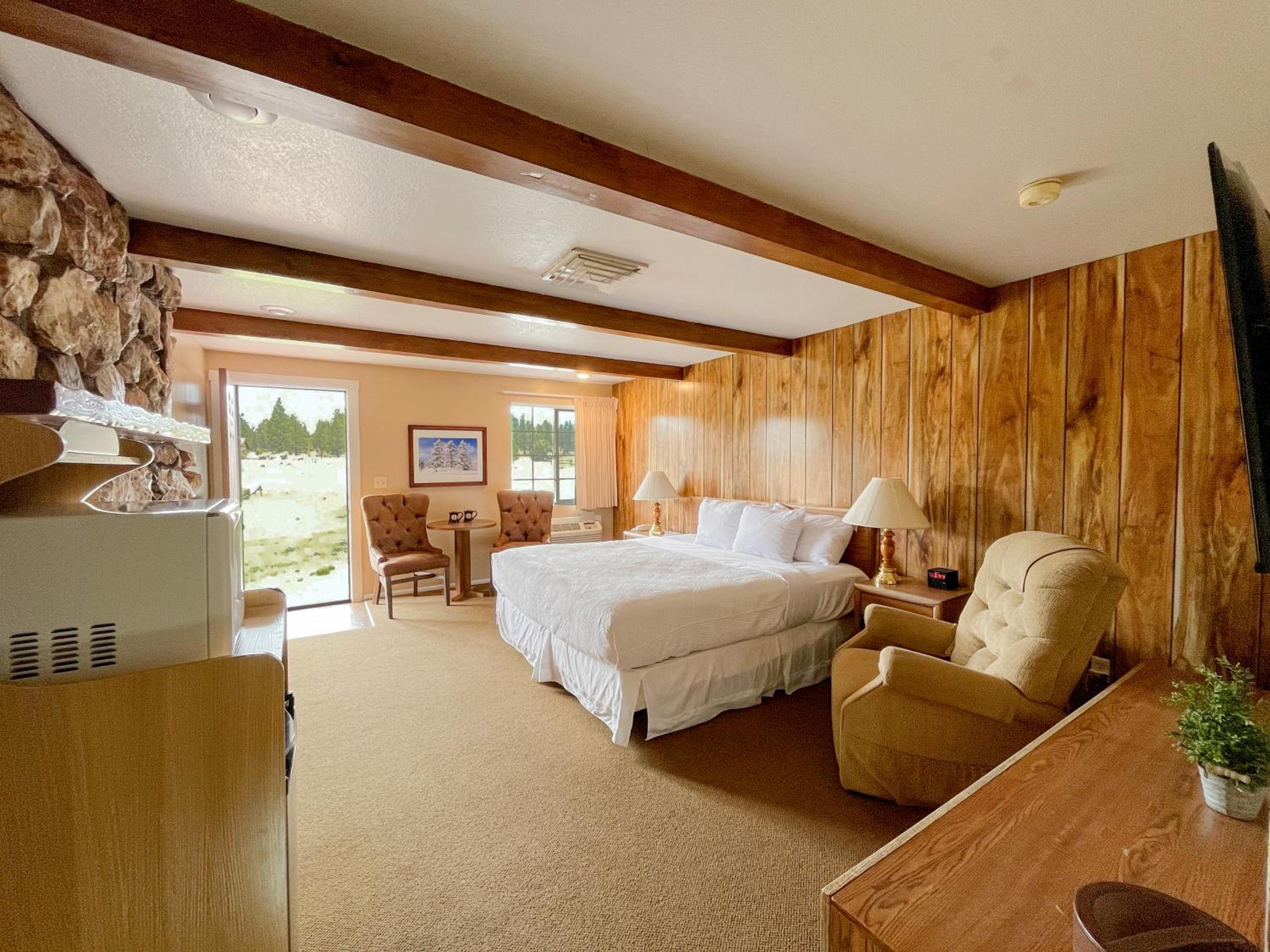 Deluxe King Room - Photo 3
