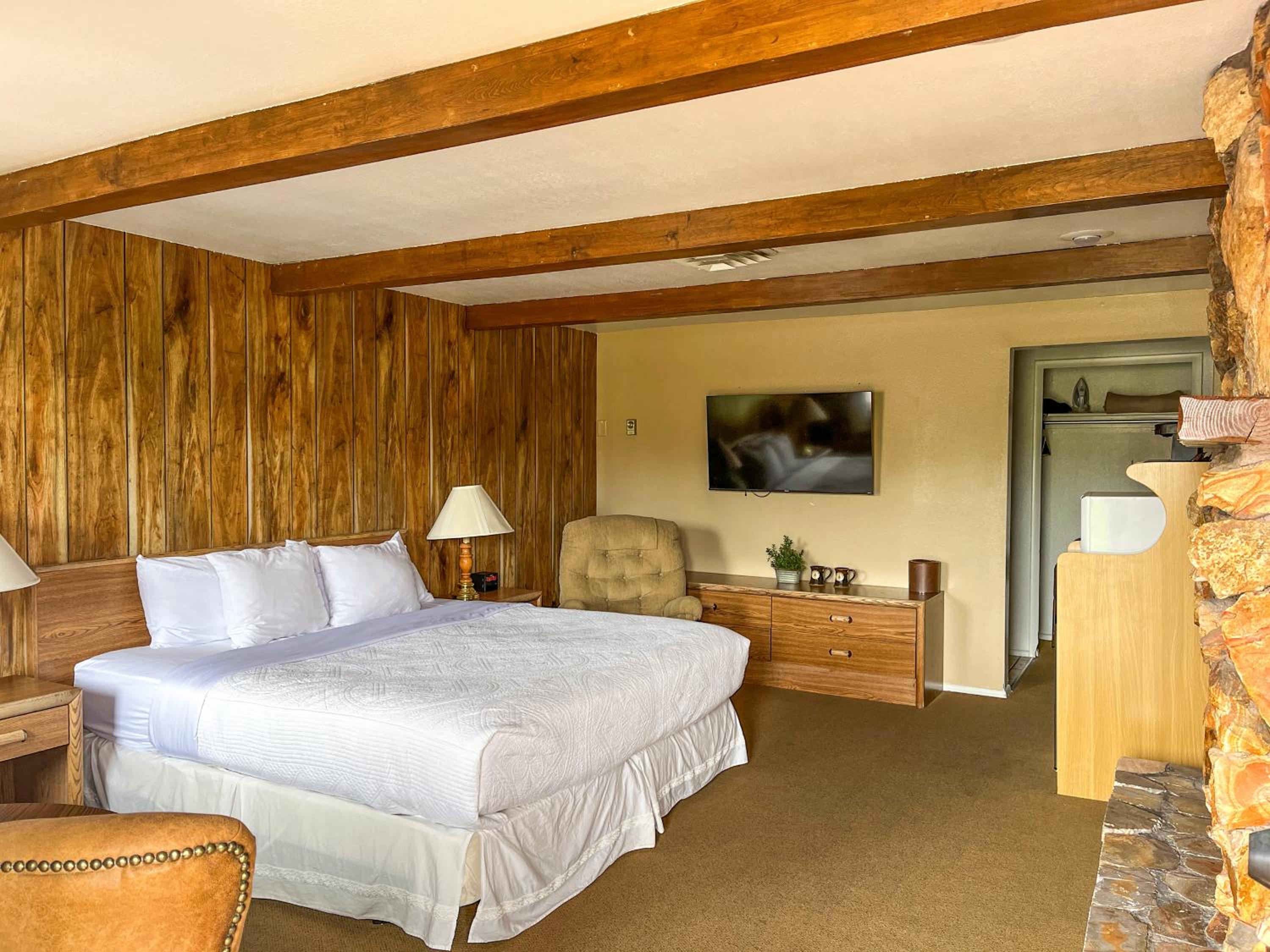 Deluxe King Room - Photo 2