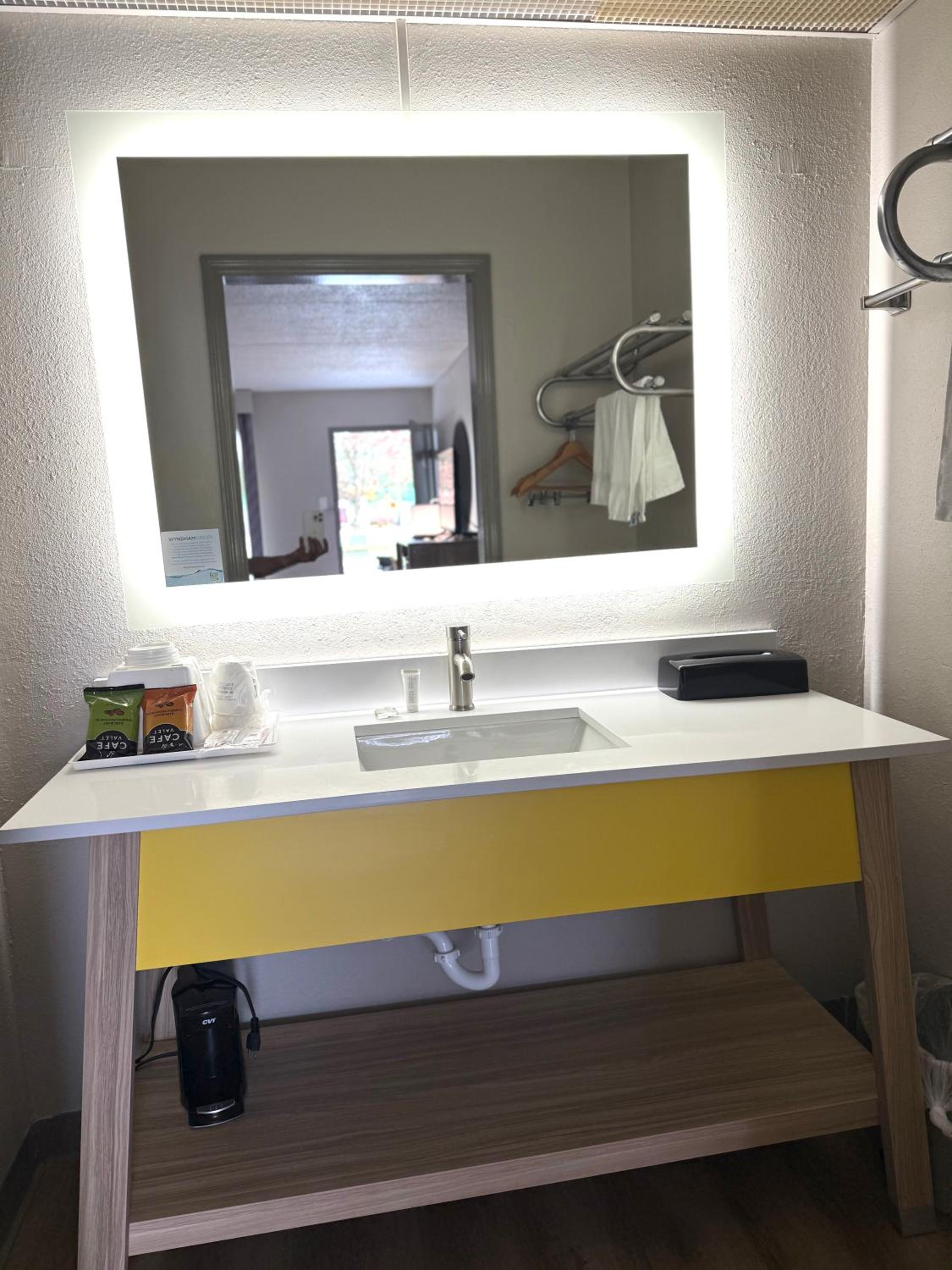 Queen Room with Two Queen Beds and Bath Tub - Mobility Accessible/Non-Smoking - Photo 3
