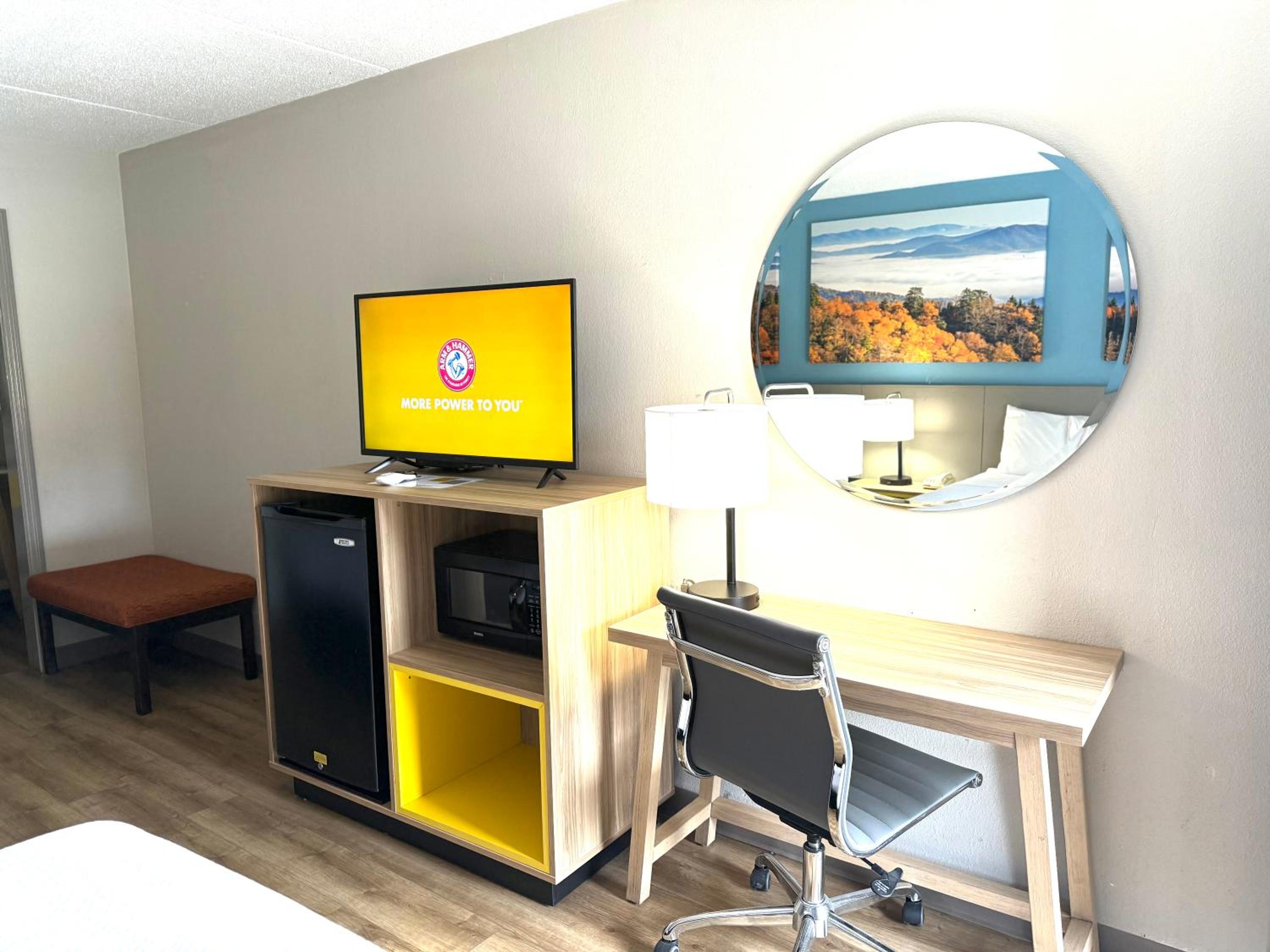 Queen Room with Two Queen Beds and Bath Tub - Mobility Accessible/Non-Smoking - Photo 2