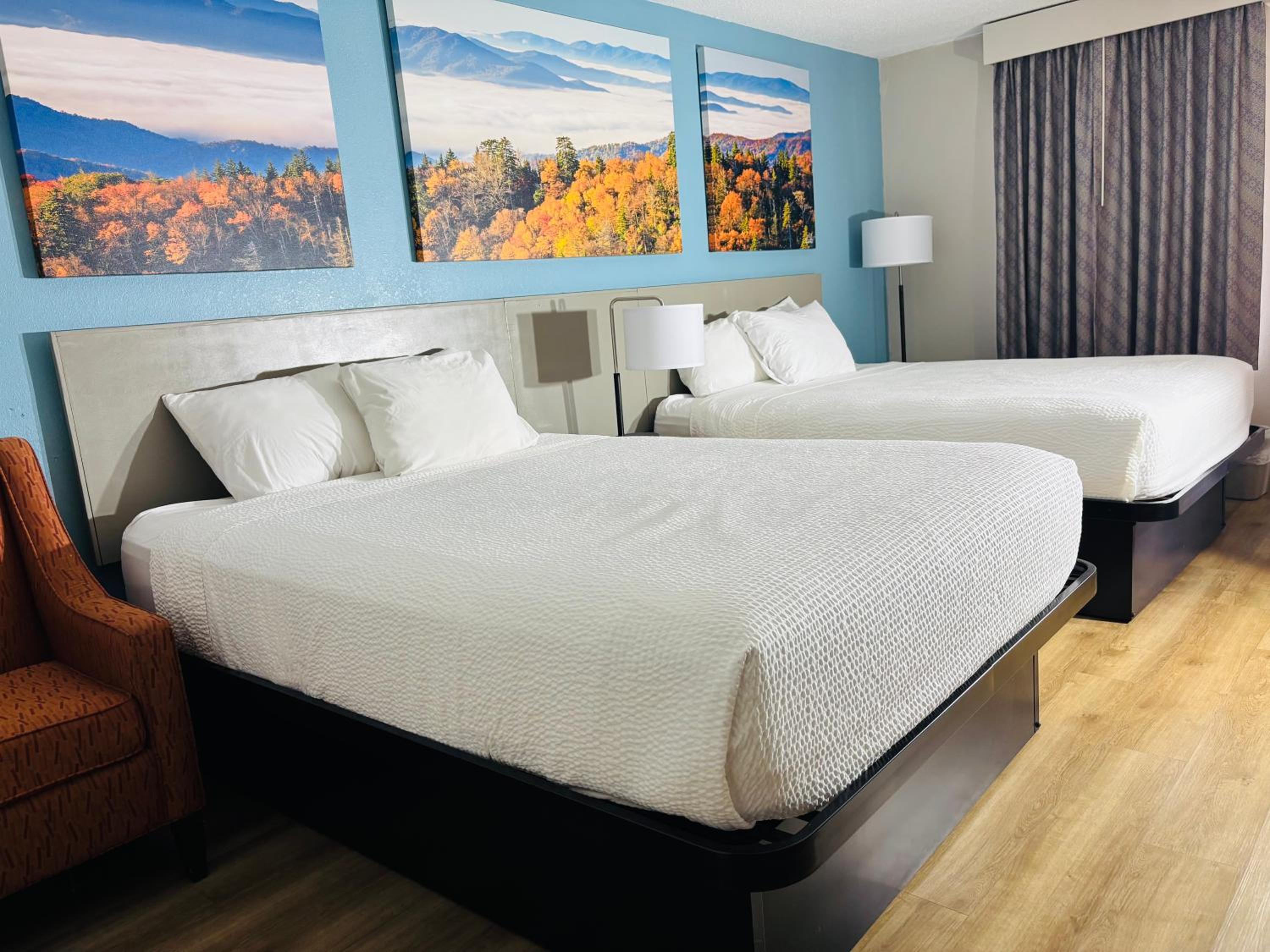 Queen Room with Two Queen Beds and Bath Tub - Mobility Accessible/Non-Smoking - Photo 4