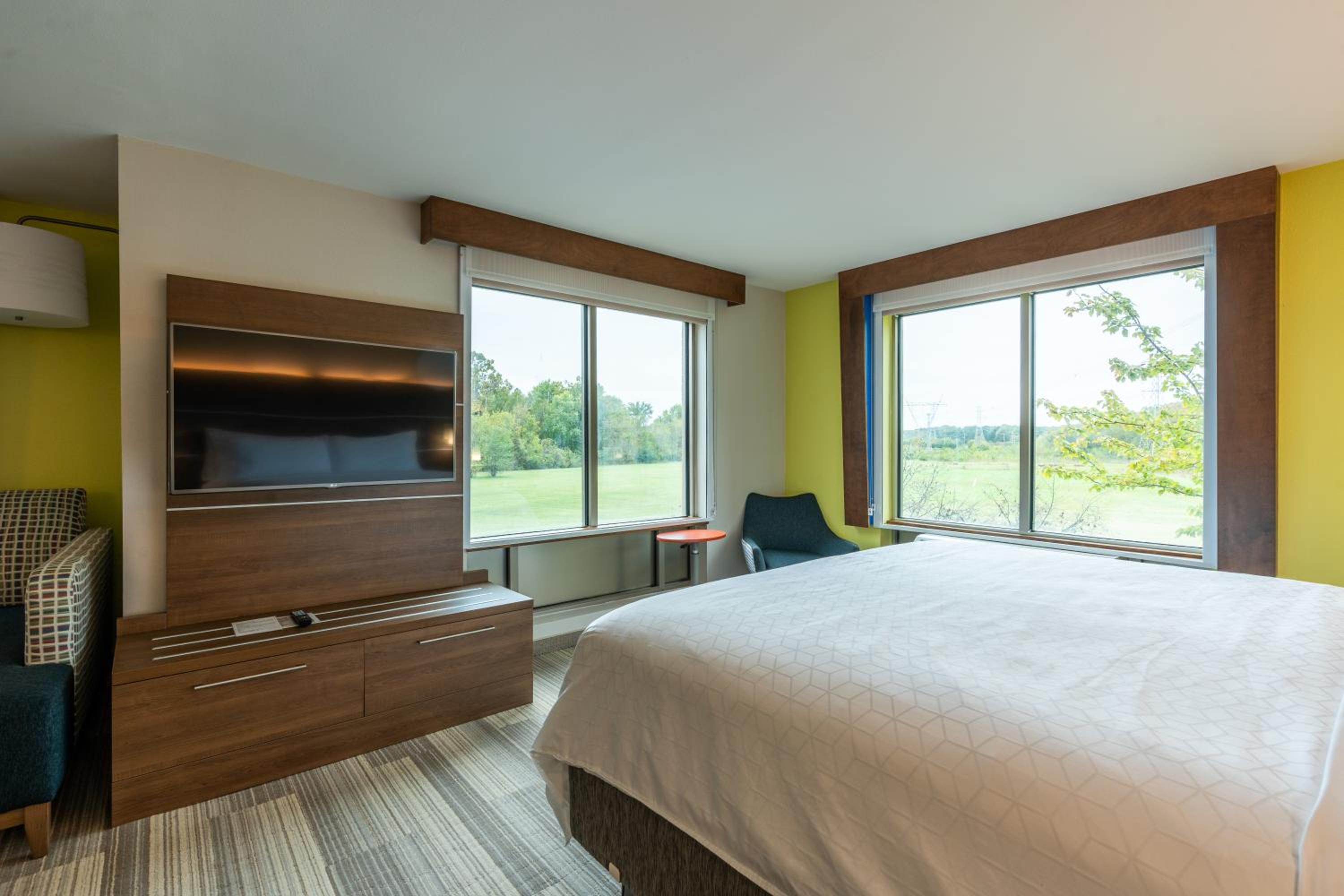 Standard King Room with Sofa Bed - Photo 3