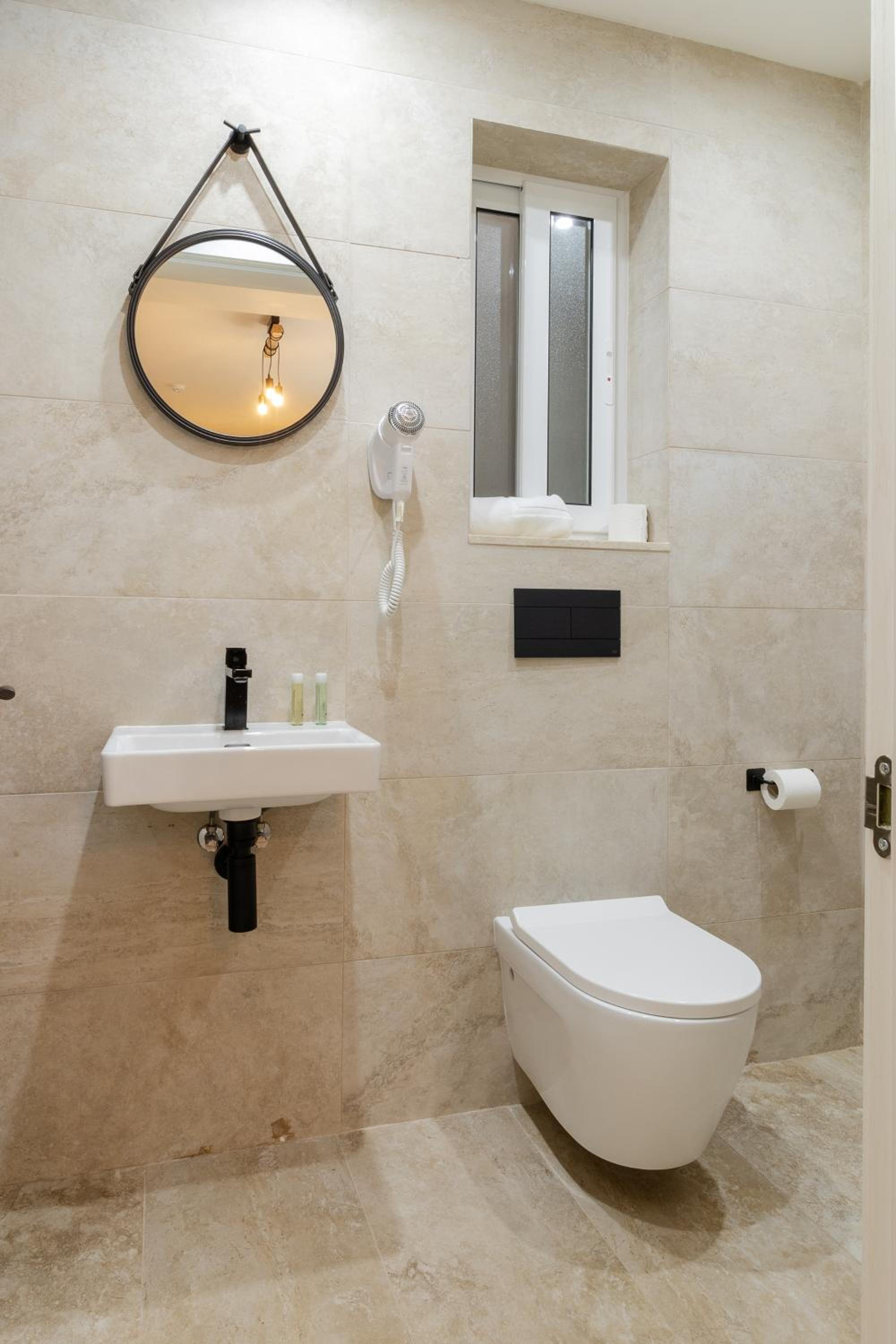 Deluxe Double Room with Shower photo 3