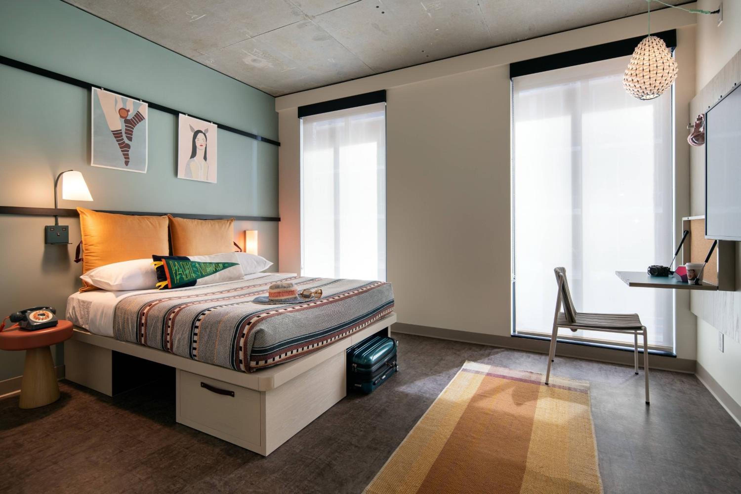 Queen Room with Roll-In Shower - Mobility Access/Hearing Accessible