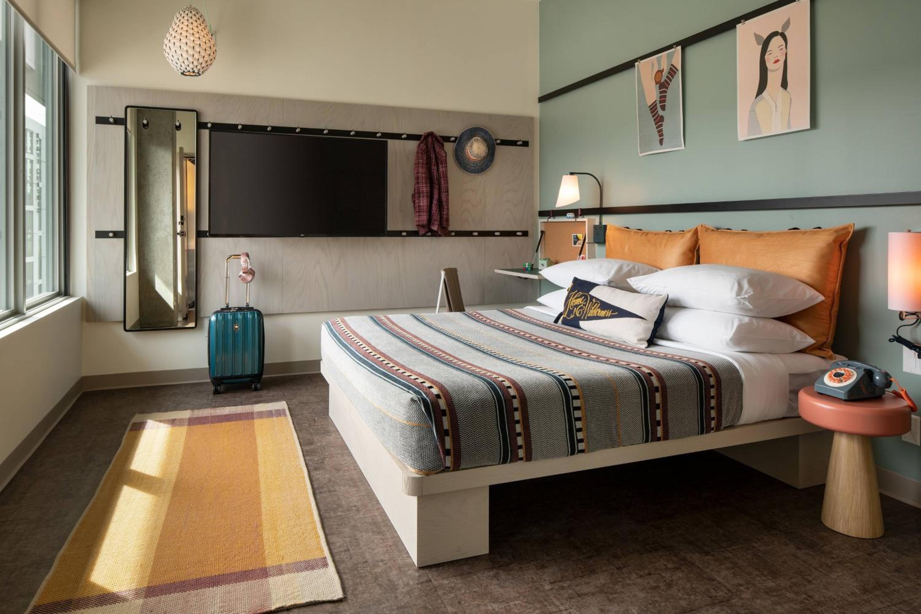One-Bedroom King Suite with Transfer Shower and Sofa Bed - Mobility Access/Hearing Accessible
