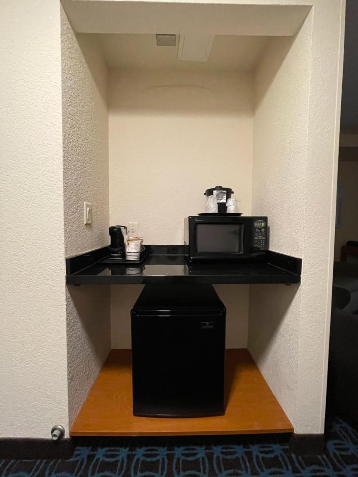 King Studio with Sofa Bed and Adapted Tub - Mobility and Hearing Accessible photo 3