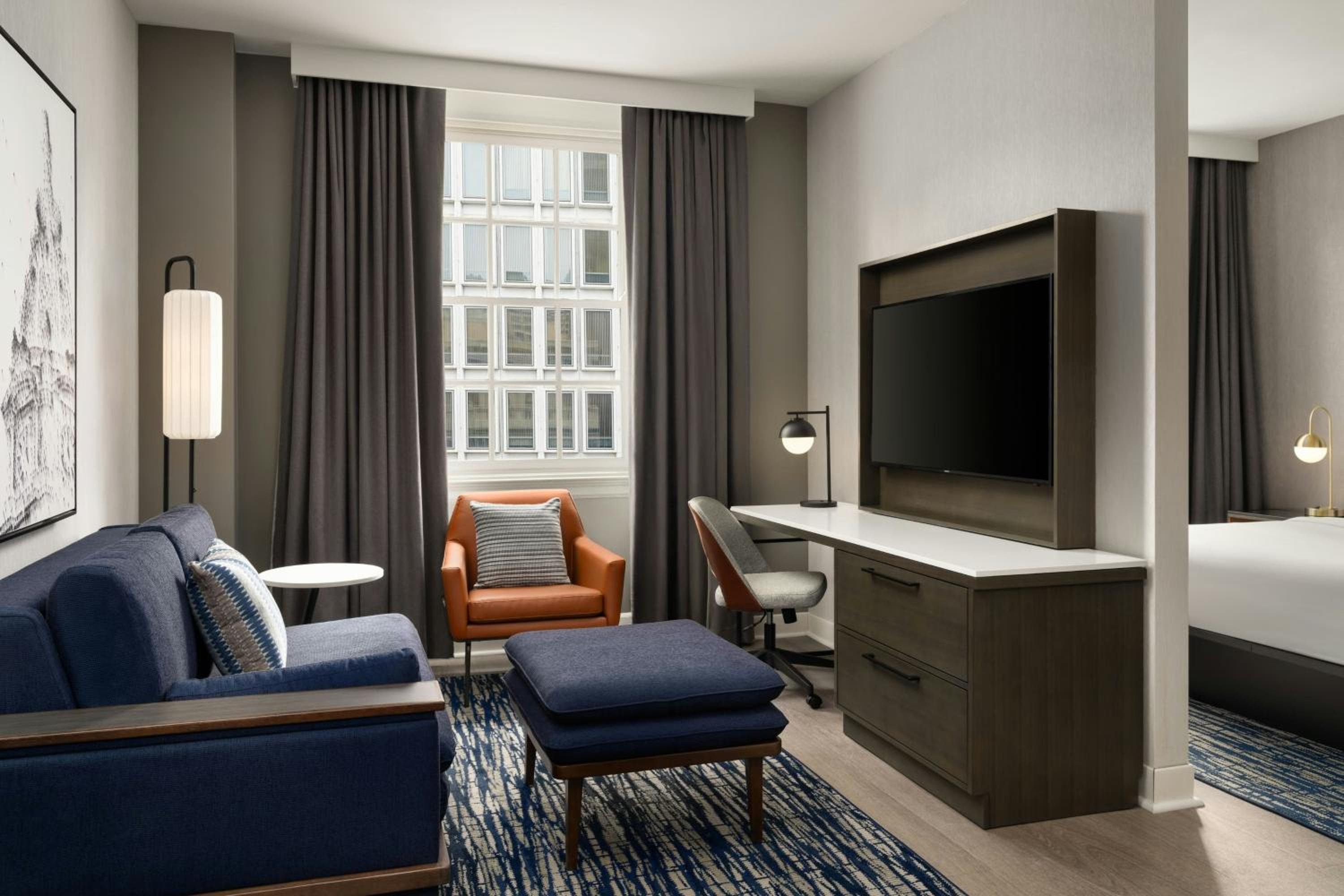 One-Bedroom King Suite with Sofa Bed and City View photo 1