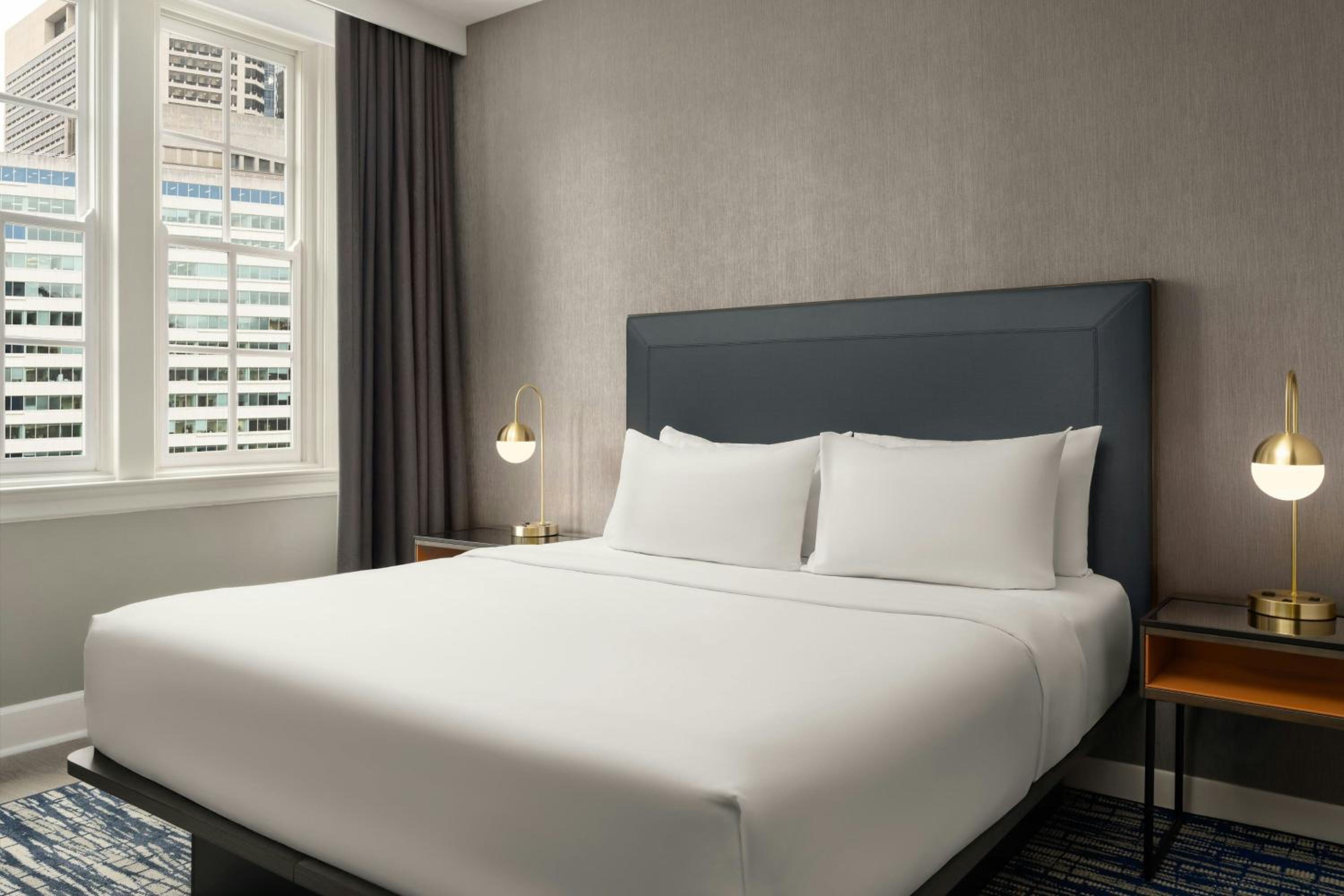 One-Bedroom King Suite with Sofa Bed and City View photo 2