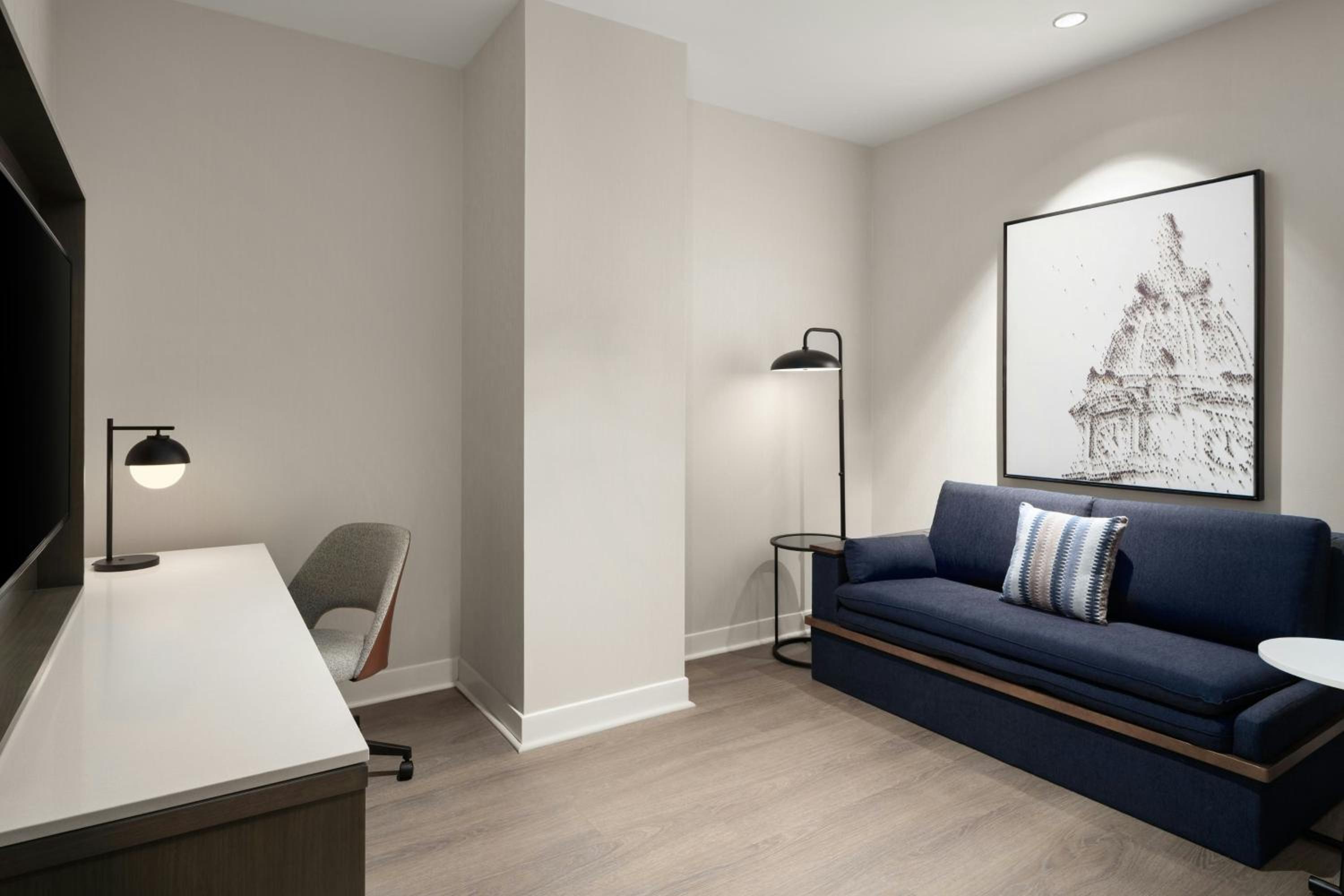One-Bedroom King Suite with Private Sofa Bed and Atrium View - Photo 2