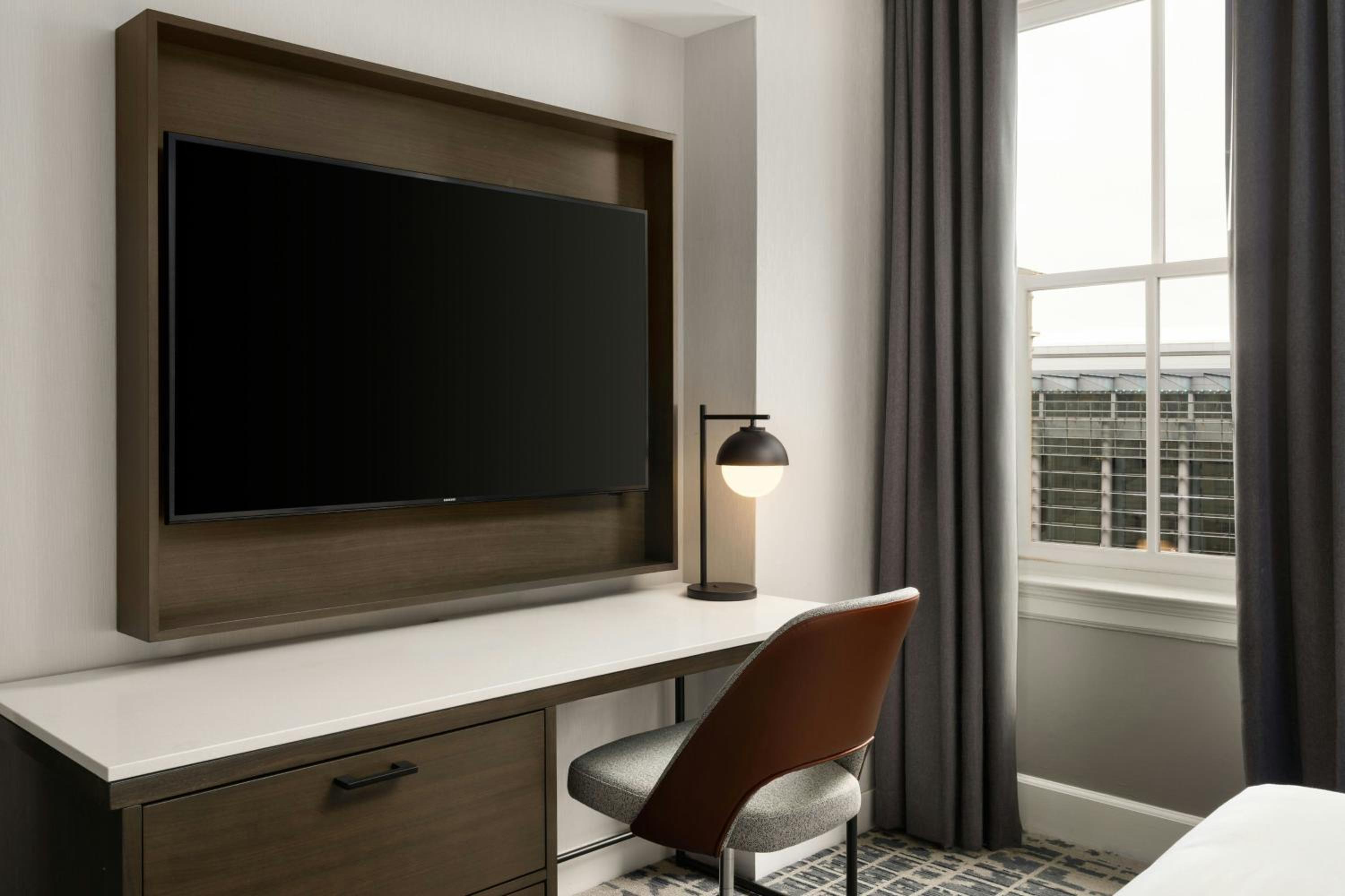 Superior King Room with City Hall View - Photo 2