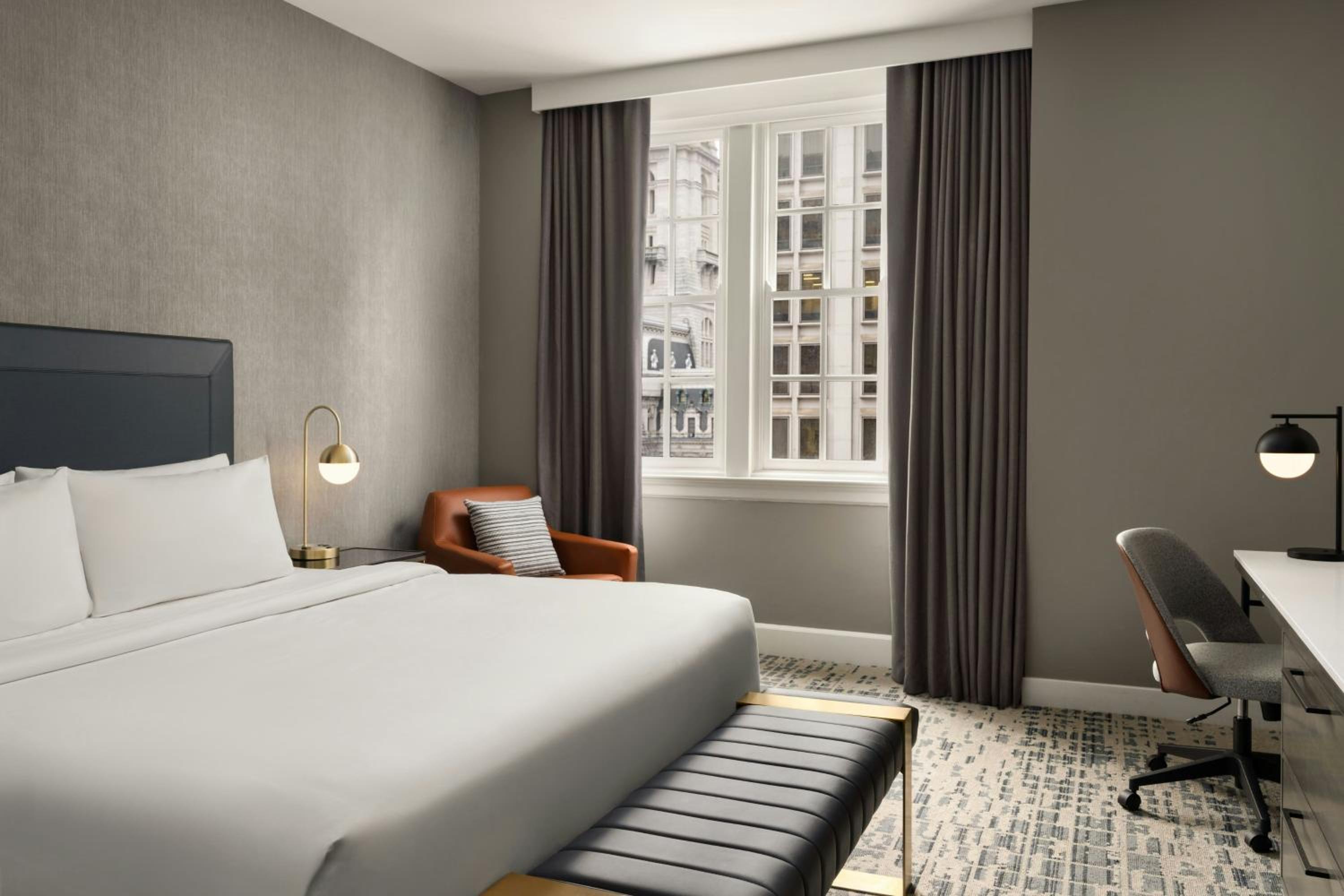 Superior King Room with City Hall View - Photo 1