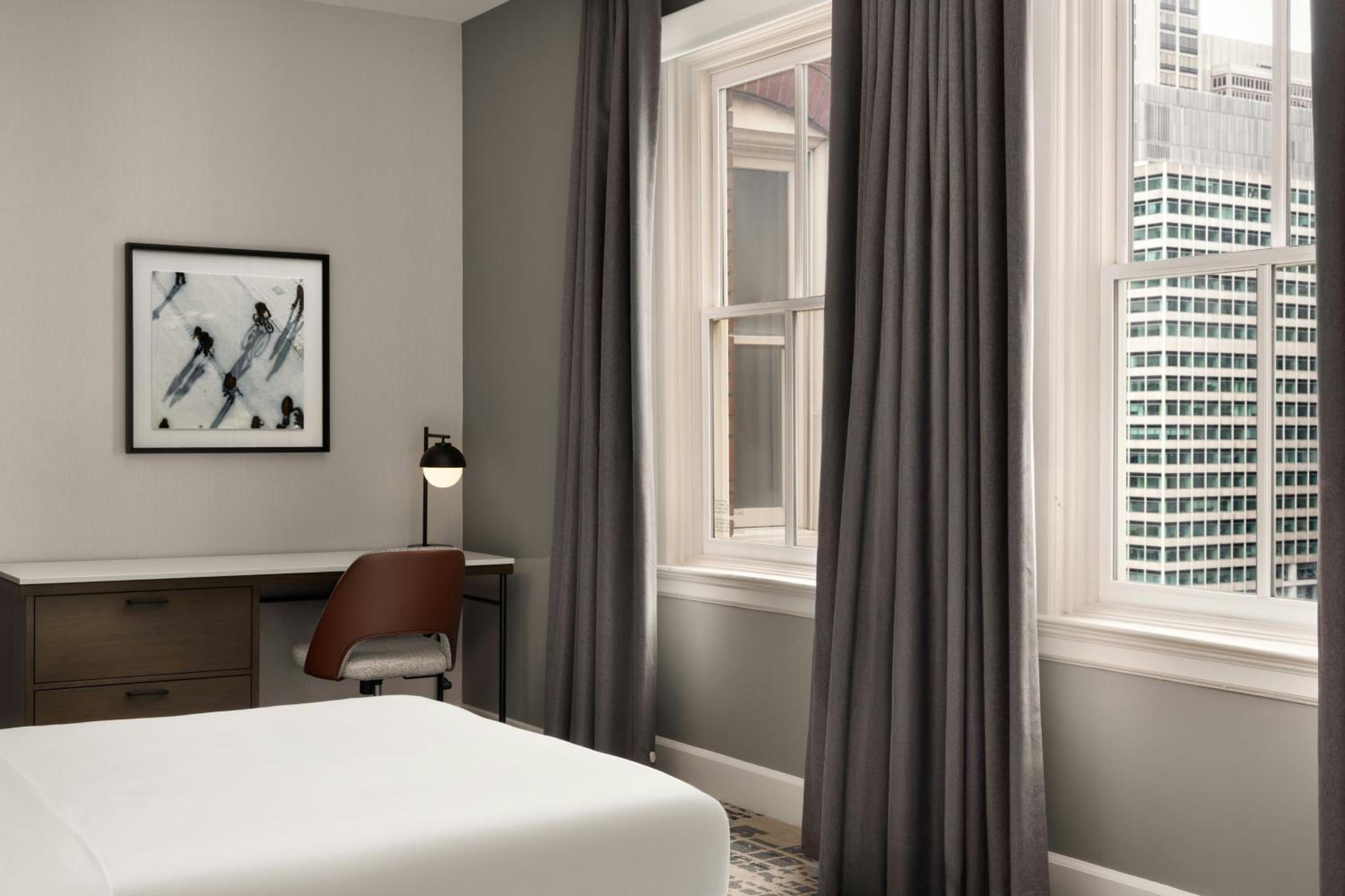 Superior Queen Room with Two Queen Beds and City Hall View - Photo 2