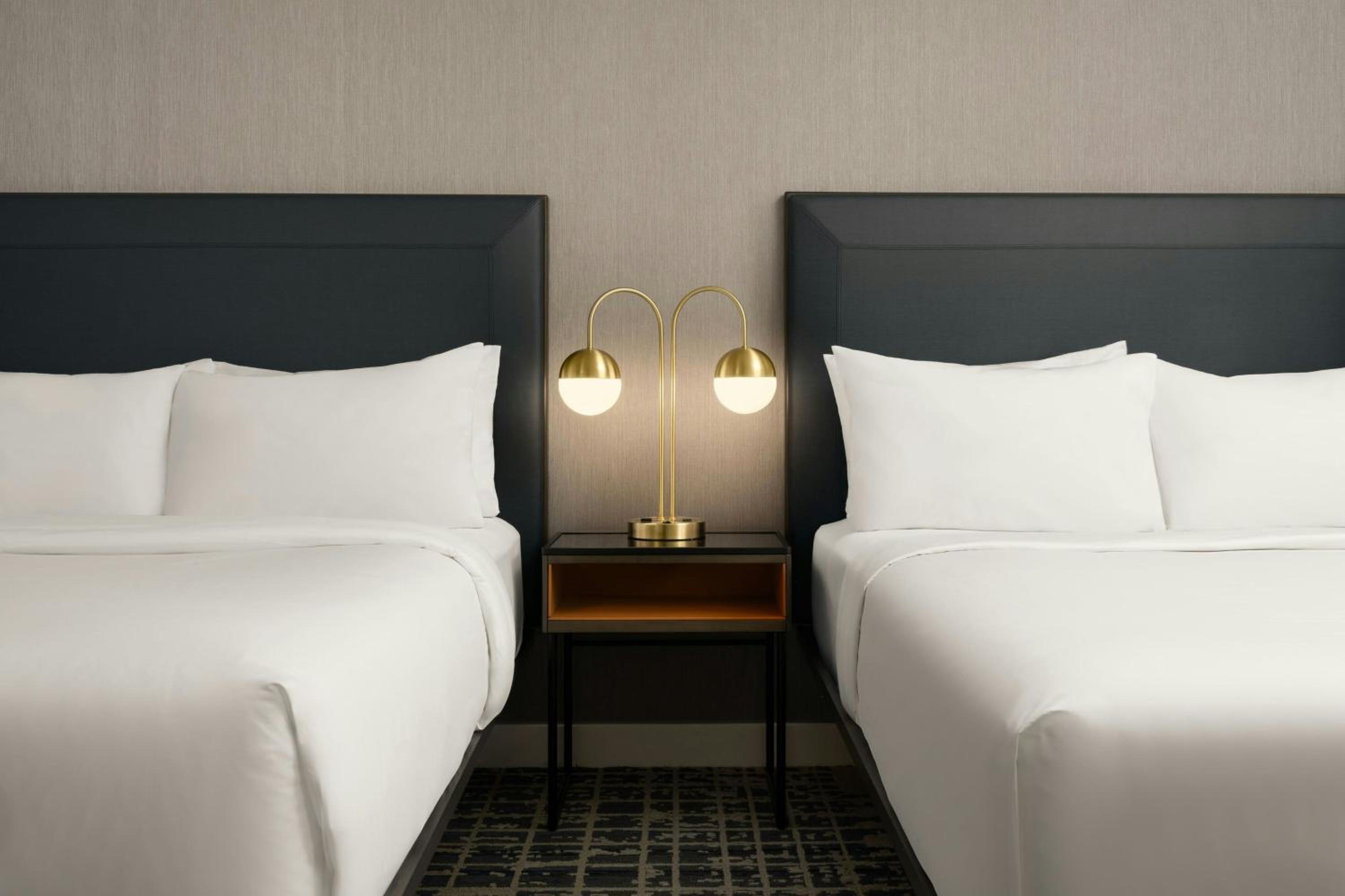 Executive Queen Room with Two Queen Beds and City View - Photo 3