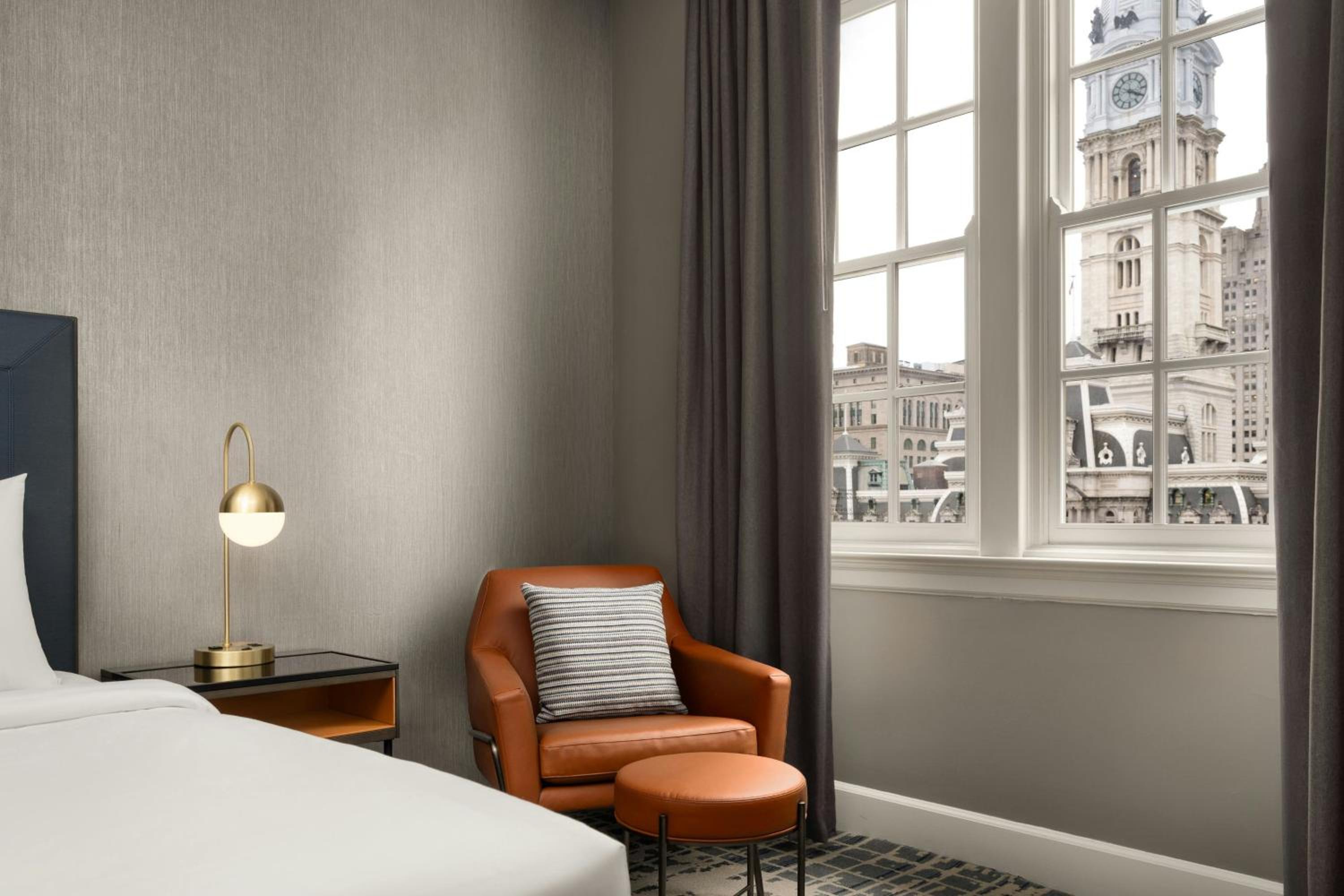 Superior King Room with City Hall View - Photo 3