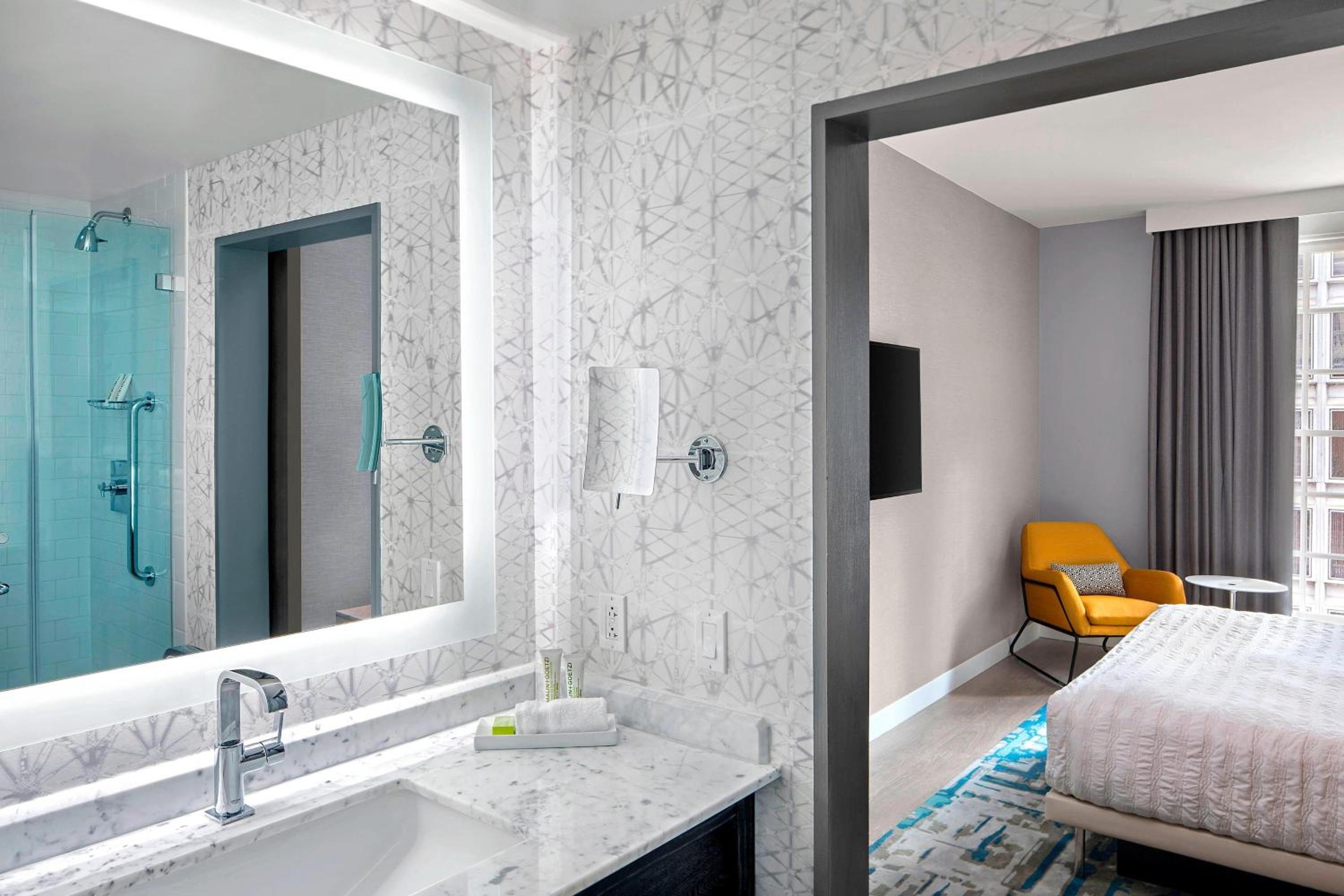 One-Bedroom King Suite with Sofa Bed and City View photo 3