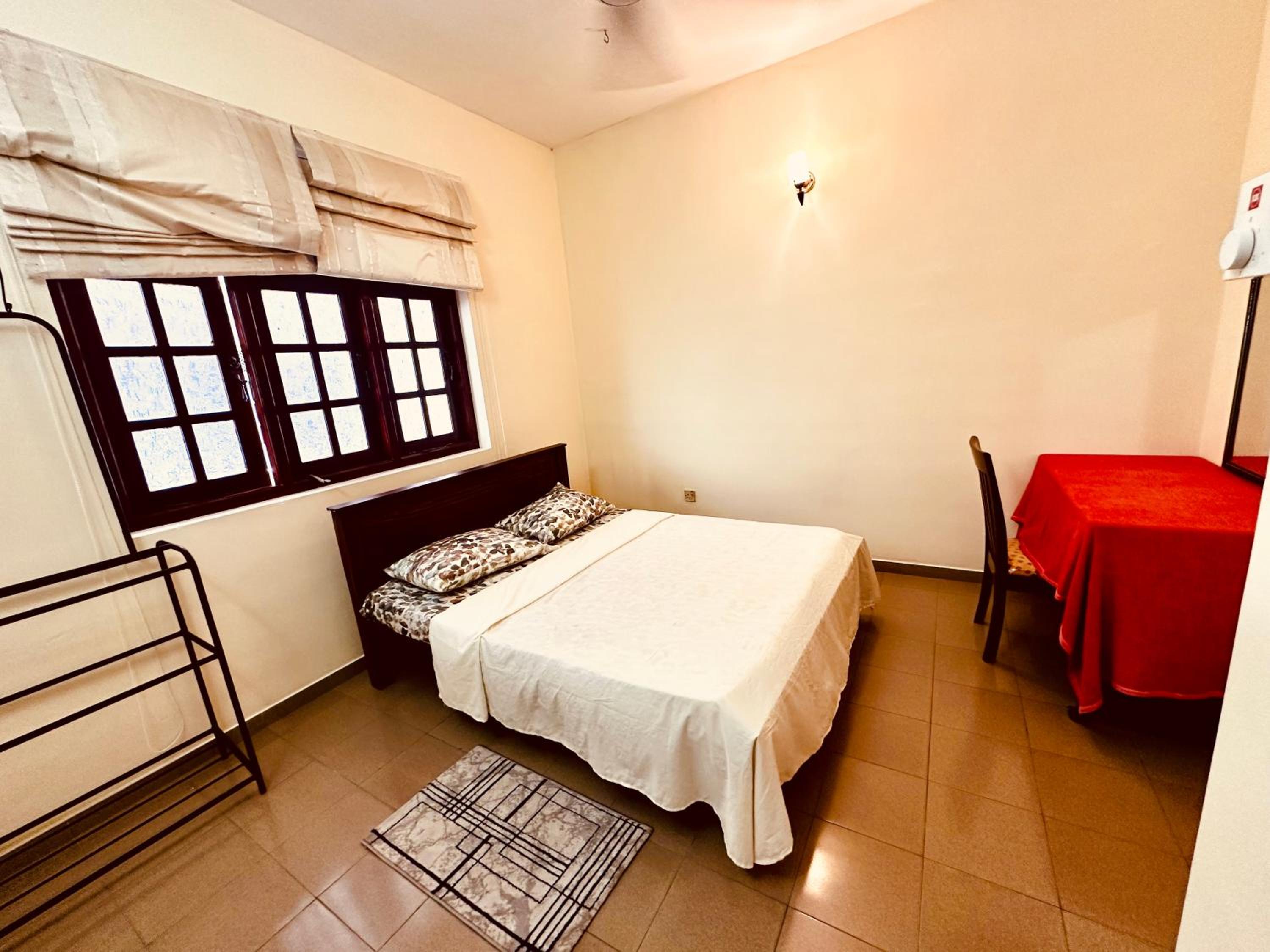 Three-Bedroom Apartment with Balcony - Photo 4