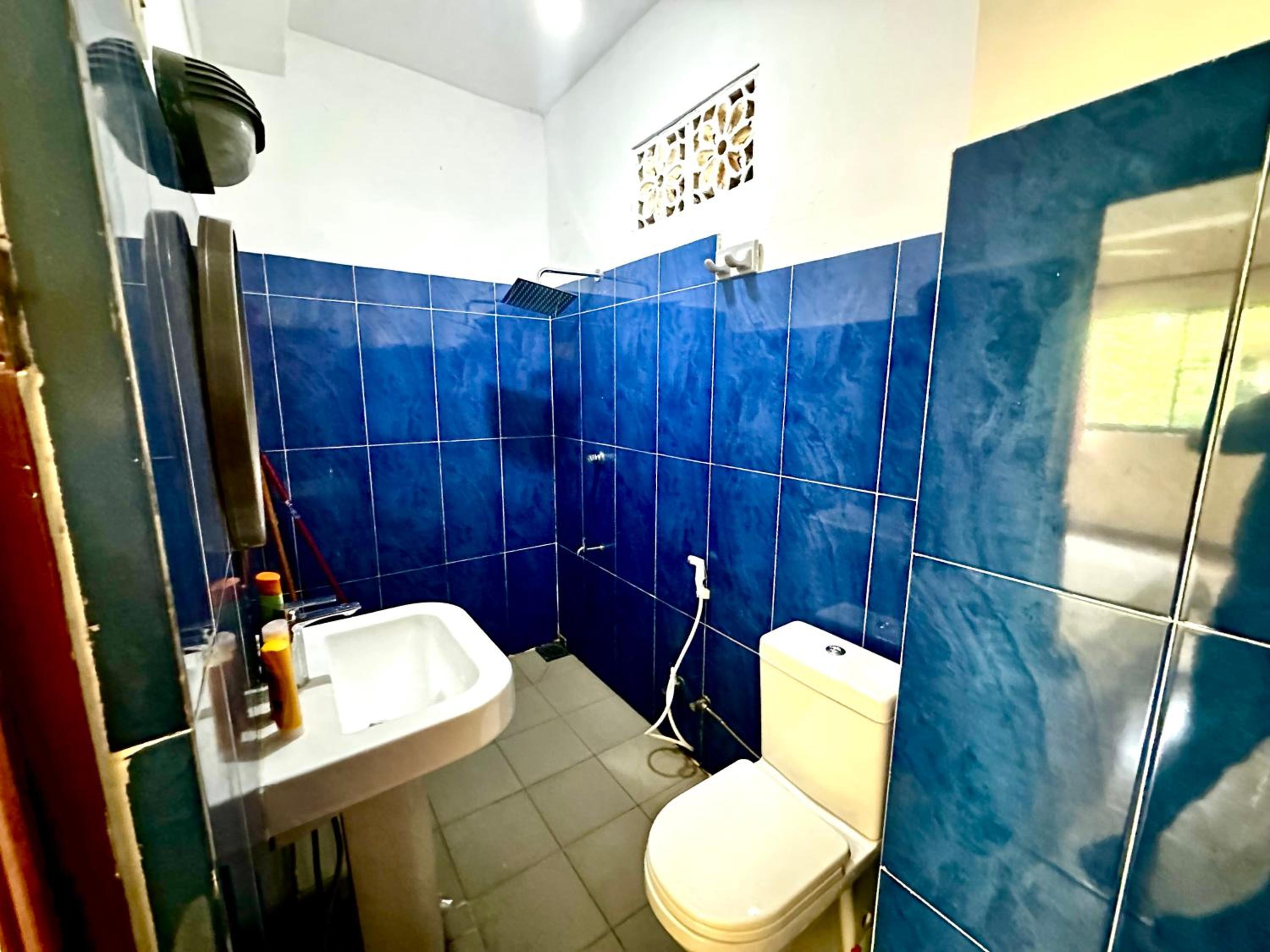 Three-Bedroom Apartment with Balcony - Photo 3