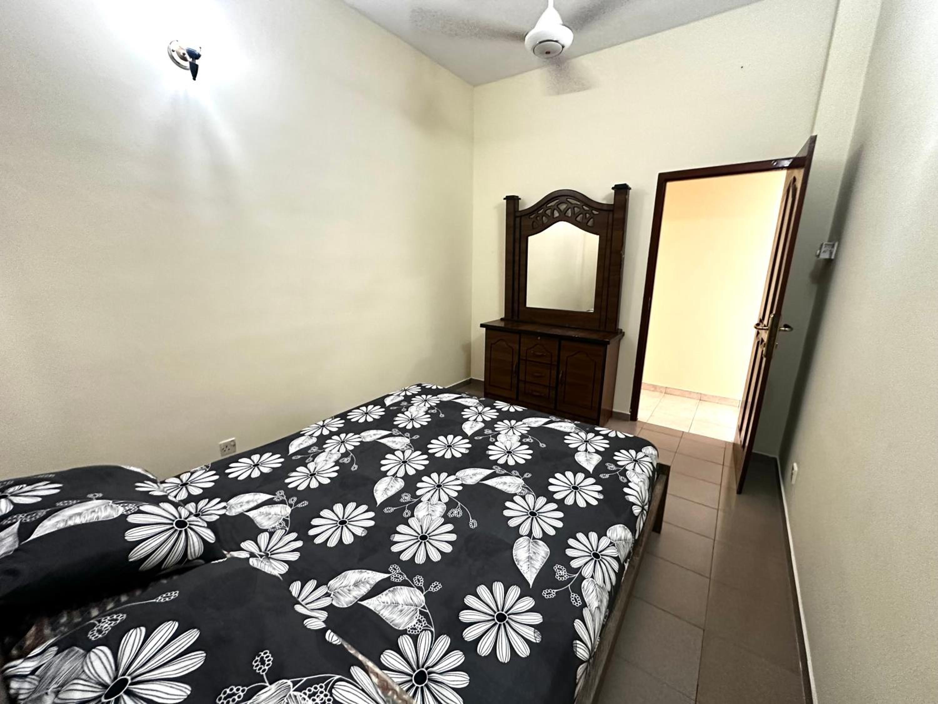 Three-Bedroom Apartment with Balcony - Photo 2