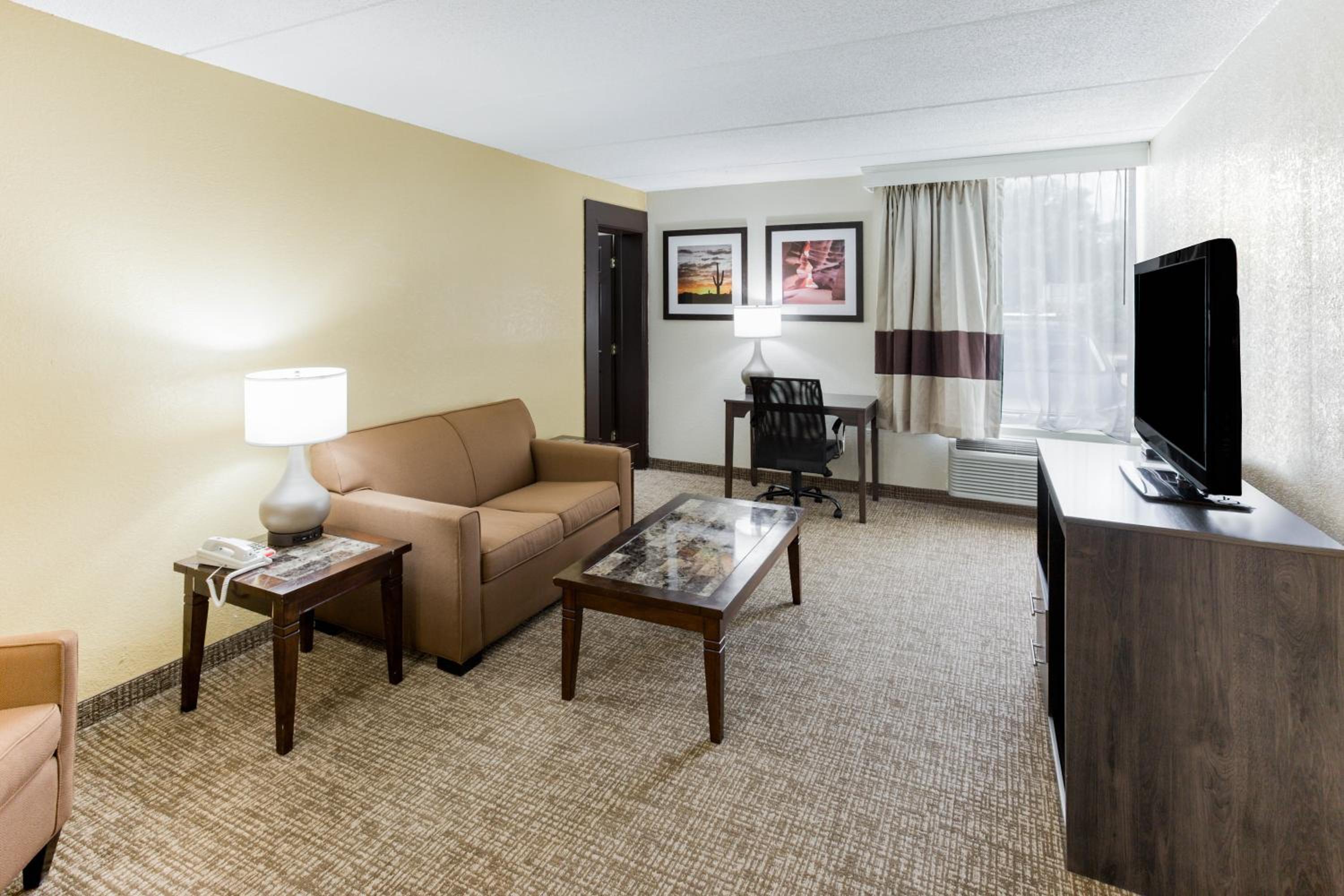 Large Efficiency Queen Suite with Two Queen Beds - Non Smoking/Interior Hall - Photo 3