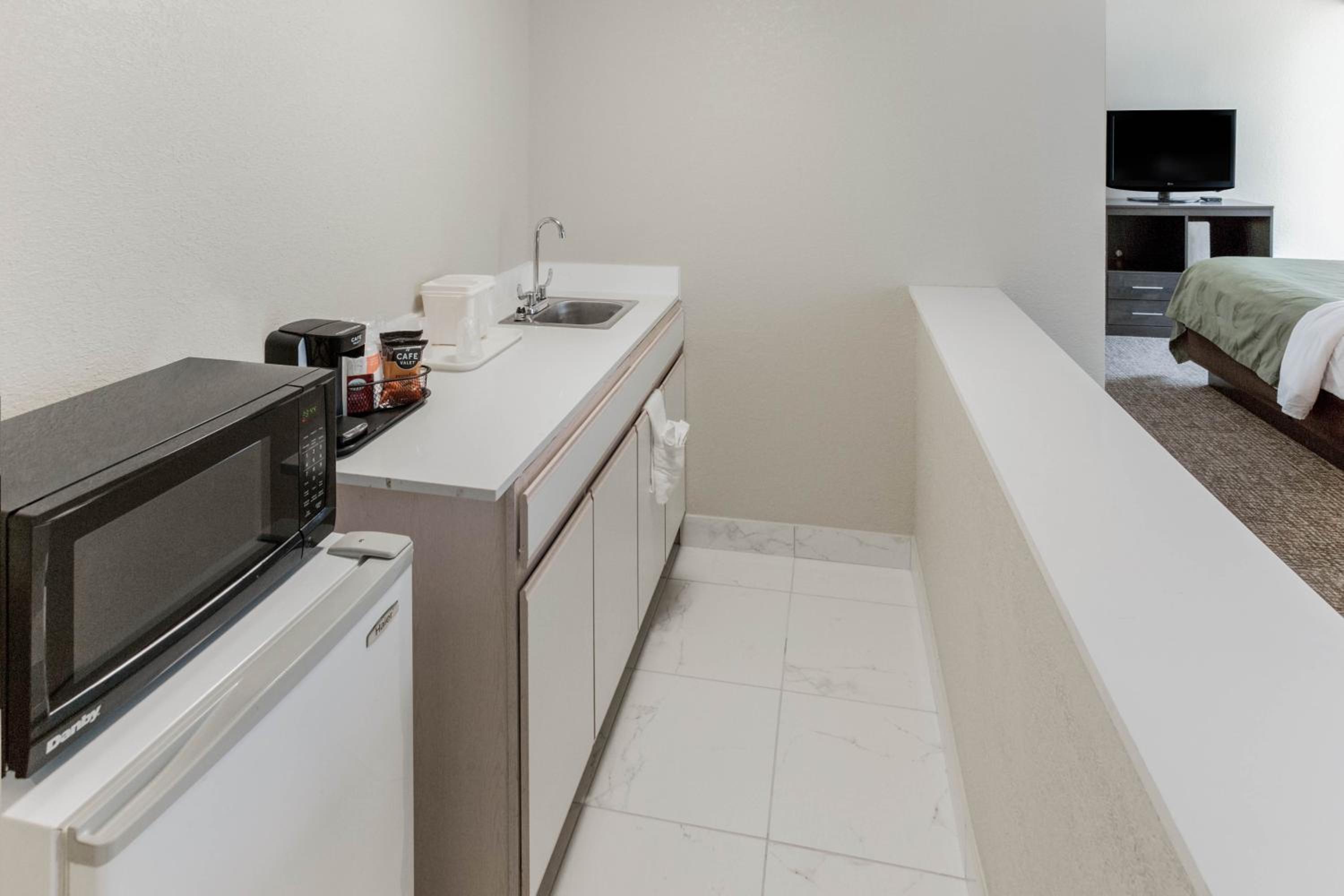 Large Efficiency Queen Suite with Two Queen Beds - Non Smoking/Interior Hall - Photo 4