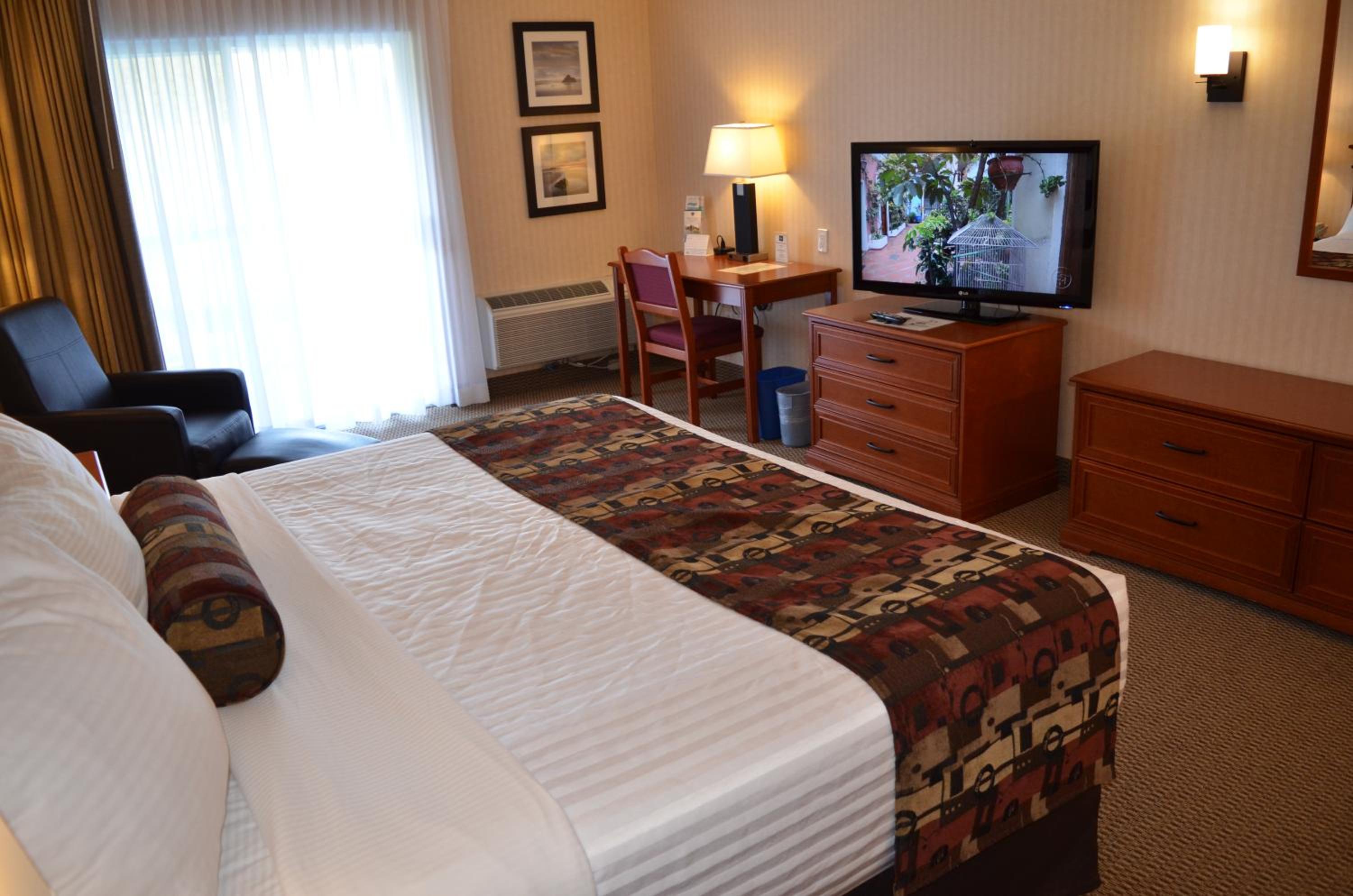 King Room with Lake View - Photo 5